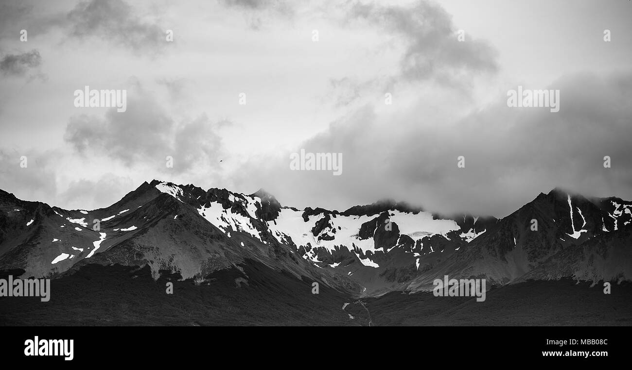 Paysage spectaculaire des montagnes de Patagonie, repris de la canal de beagle sur un jour nuageux, dramatique. Ushuaia, Patagonie, Argentine. Banque D'Images