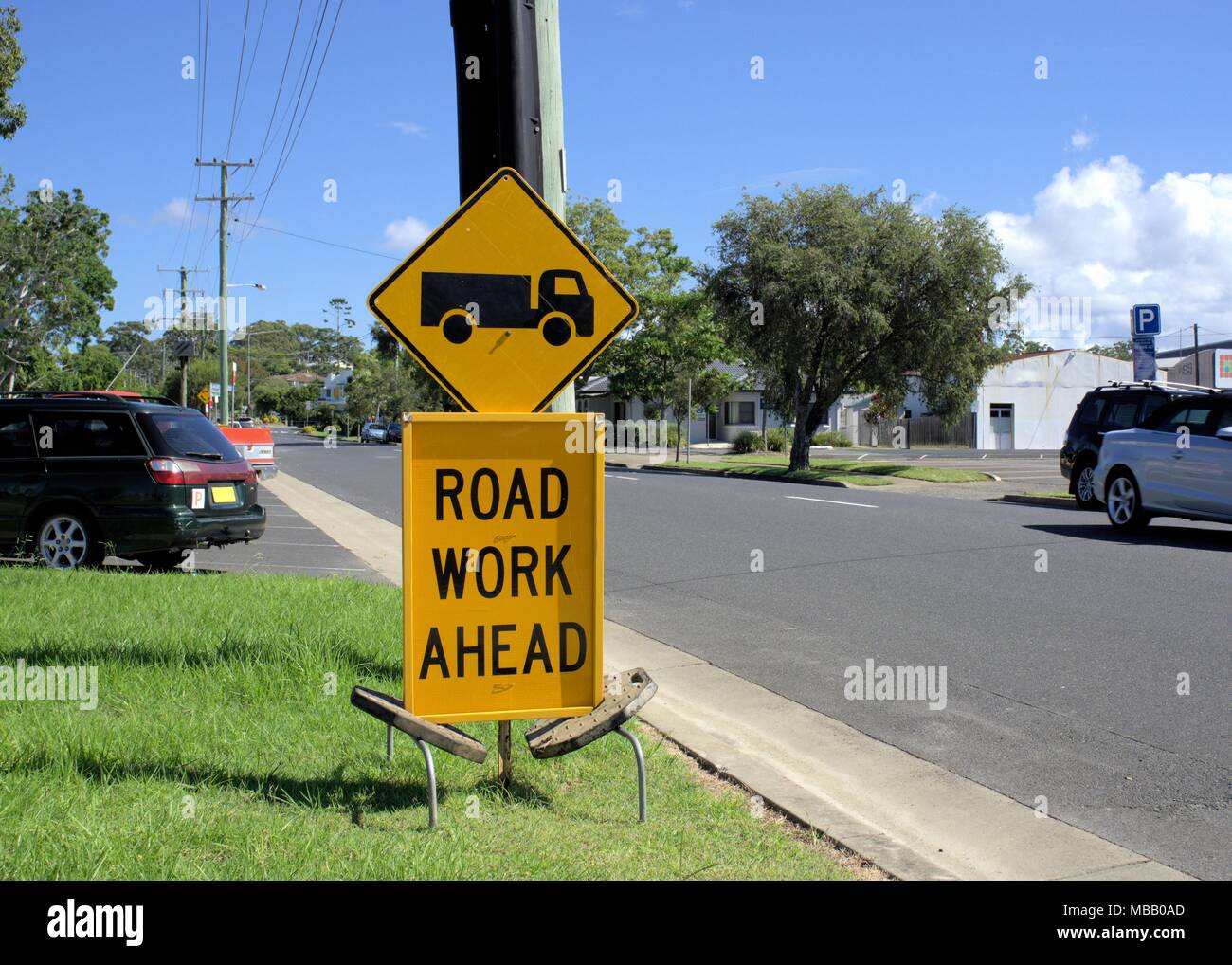 Travaux routiers à venir signer par la rue en banlieue australienne Banque D'Images