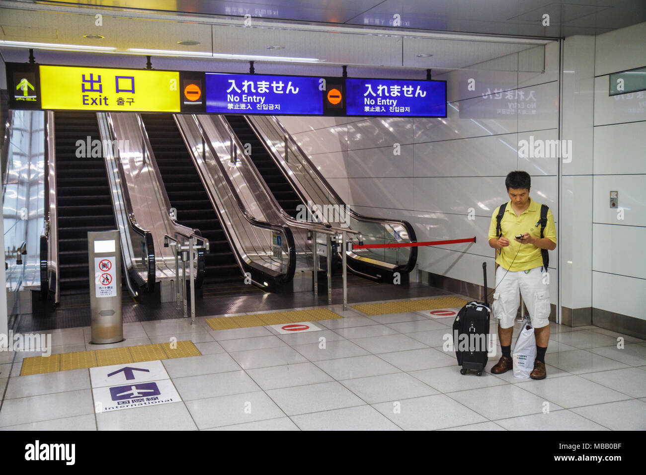 Tokyo Japon,Asie,Orient,aéroport Haneda,escalier roulant,anglais et japonais,kanji,hiragana,caractères,symboles,ligne Keikyu,train,métro,train,gare,s Banque D'Images