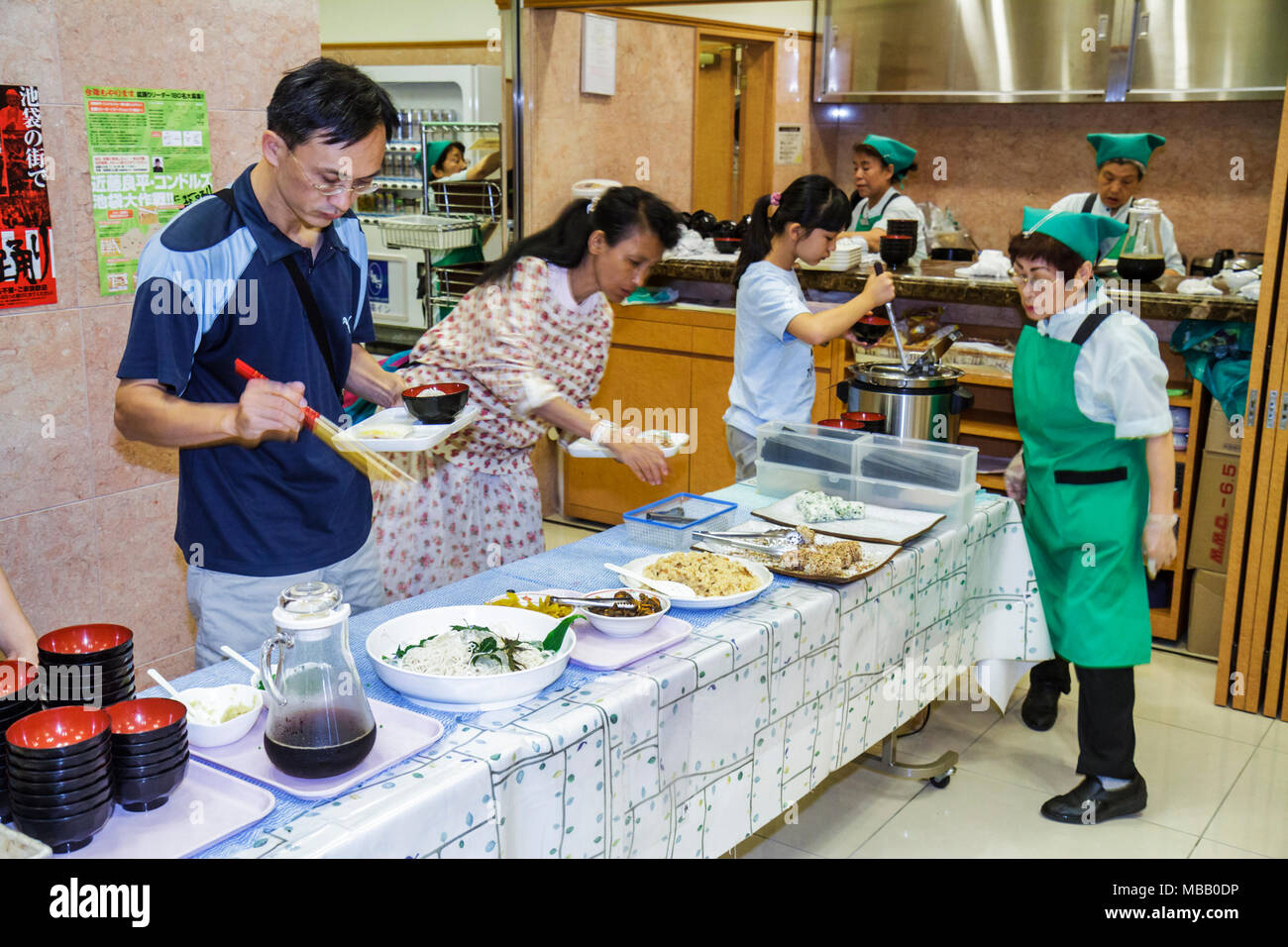 Tokyo Japan,Ikebukuro,Toyoko Inn Ikebukuro Kita guchi No.2,hôtel,hébergement,buffet petit-déjeuner table,salle à manger,cuisine,asiatique Oriental,homme hommes Banque D'Images
