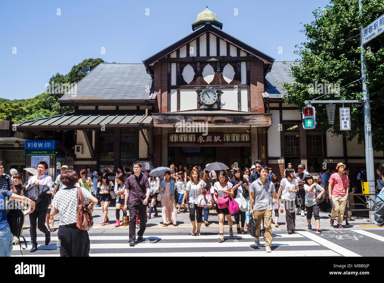 Tokyo Japon,Harajuku,JR Harajuku Station,Asian Oriental,homme hommes adultes mâles,femme femmes,English Tudor style,kanji,hiragana,personnages,sym Banque D'Images