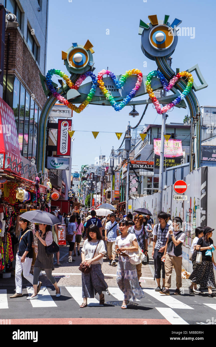 Tokyo Japon,Orient,Harajuku,Takeshita Dori,Street,shopping shopper shoppers shopping magasins marché achat, magasin magasins entreprises commerciales, asiatique ou Banque D'Images