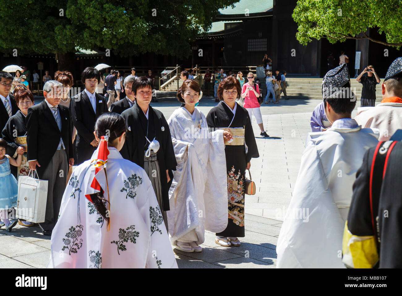 Tokyo Japon,Shibuya ku,Meiji Jingu Shinto Shrine,mariage,cérémonie,procession,ligne,file,asiatique Oriental,hommes,femmes,mariée,marié,accompagnateurs,japonais,Orien Banque D'Images