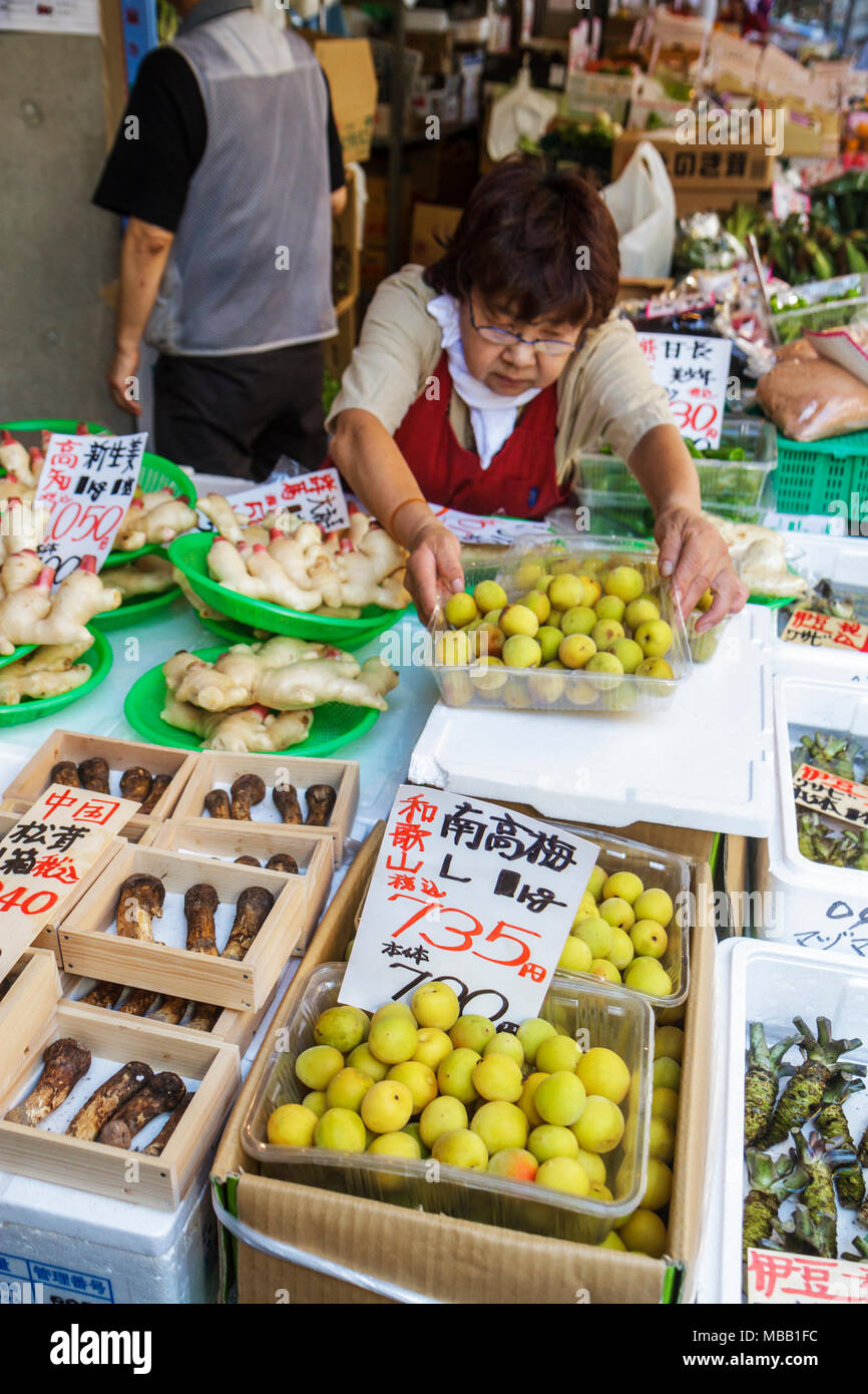 Tokyo Japon,Asie,Orient,marché aux poissons de Tsukiji,shopping shopper shoppers magasins marché marchés achats vente, magasins de détail magasins d'affaires Banque D'Images
