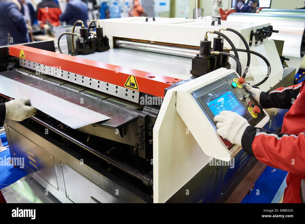 Les opérateurs de la machine pour la coupe de métal en feuille Banque D'Images