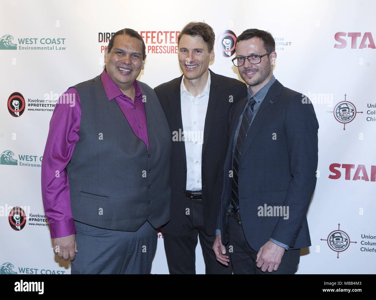 Vancouver, Colombie-Britannique, Canada. 8Th apr 2018. En arrivant sur le tapis rouge de Ruben George le directeur de la nation Tsleil Waututh confiance sacrée Initiative (L), le maire de Vancouver, Gregor Robertson et directeur Zack Embree (R) célèbrent la fin de la C.-B. nouvelles que les lecteurs d'opposition Kinder Morgan à suspendre toutes les dépenses non essentielles sur l'expansion du pipeline Trans Mountain avant la projection du film 'La Dre Embree 'DIRECTEMENT CONCERNÉS : canalisation sous pression'' sur l'opposition à l'expansion du pipeline Trans Mountain au cours des dernières années au Cultch Vancouver East Cultural Centre de Vancouve Banque D'Images