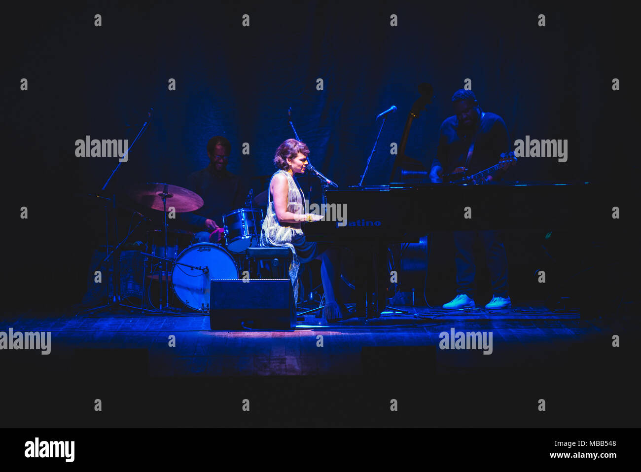Turin, Italie. Apr 9, 2018. Le chanteur et compositeur Norah Jones live sur scène à Turin, avec le batteur Brian Blade et le bassiste Chris Thomas Photo : Alessandro Bosio/Alamy Live News Banque D'Images