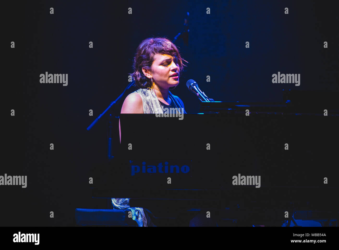 Turin, Italie. Apr 9, 2018. Le chanteur et compositeur Norah Jones live sur scène à Turin, avec le batteur Brian Blade et le bassiste Chris Thomas Photo : Alessandro Bosio/Alamy Live News Banque D'Images