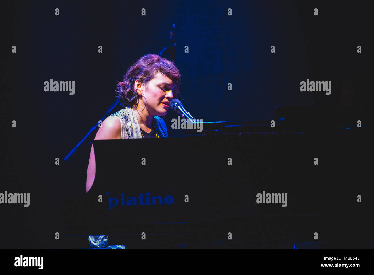 Turin, Italie. Apr 9, 2018. Le chanteur et compositeur Norah Jones live sur scène à Turin, avec le batteur Brian Blade et le bassiste Chris Thomas Photo : Alessandro Bosio/Alamy Live News Banque D'Images