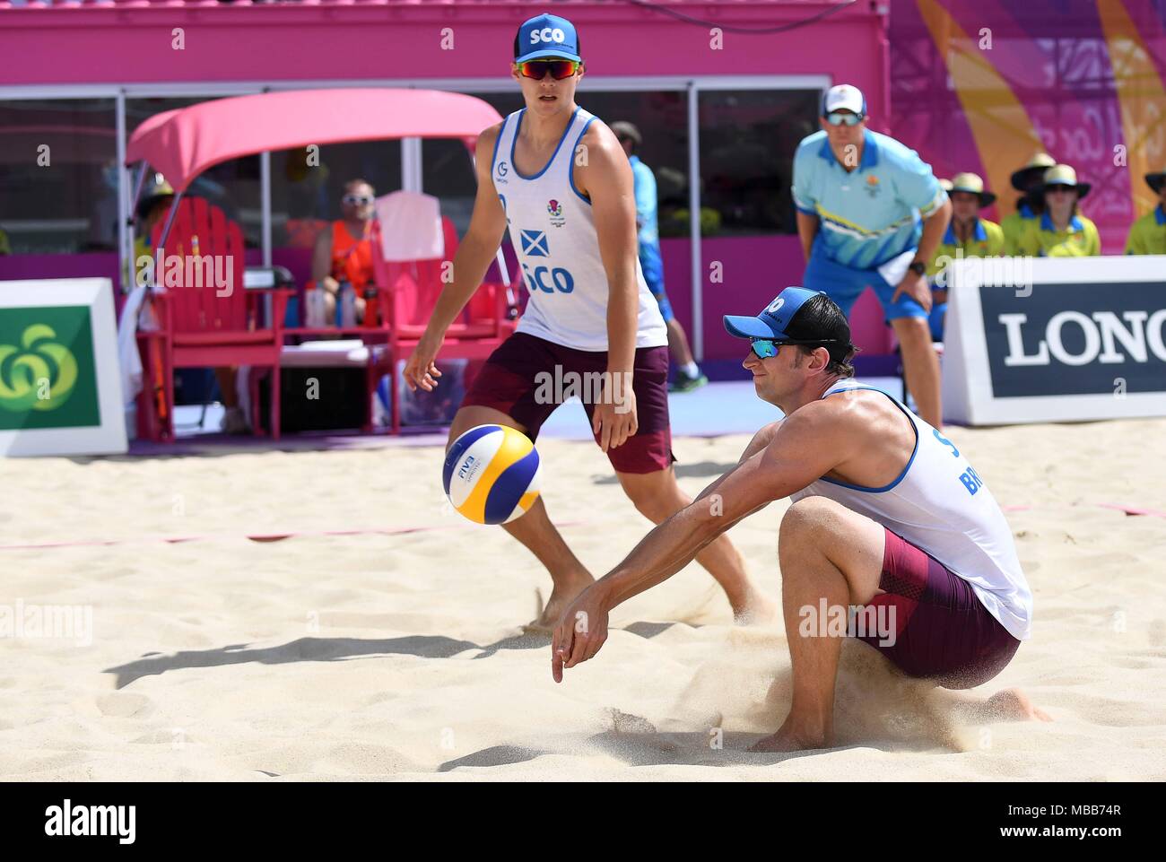 Le Queensland, Australie. 10 avr, 2018. Robin Miedzybrodzki (SCO) passe le ballon vu par le Seain Cook (SCO). Écosse v Angleterre. Mens quart de finale. Le beach-volley. XXI.des jeux du Commonwealth en bord de Coolangatta. Côte d'or 2018. Le Queensland. L'Australie. 10/04/2018. Credit : Sport en images/Alamy Live News Banque D'Images