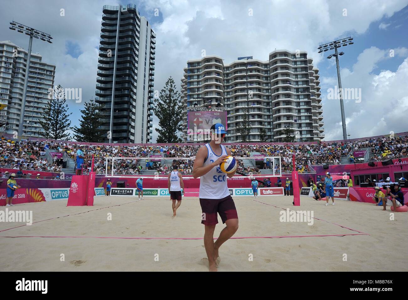 Le Queensland, Australie. 10 avr, 2018. Un grand angle du stade comme le Seain Cook (SCO) se prépare à servir. Écosse v Angleterre. Mens quart de finale. Le beach-volley. XXI.des jeux du Commonwealth en bord de Coolangatta. Côte d'or 2018. Le Queensland. L'Australie. 10/04/2018. Credit : Sport en images/Alamy Live News Banque D'Images Le Queensland, Australie. 10 avr, 2018. Un grand angle du stade comme le Seain Cook (SCO) se prépare à servir. Écosse v Angleterre. Mens quart de finale. Le beach-volley. XXI.des jeux du Commonwealth en bord de Coolangatta. Côte d'or 2018. Le Queensland. L'Australie. 10/04/2018. Credit : Sport en images/Alamy Live News Banque D'Images