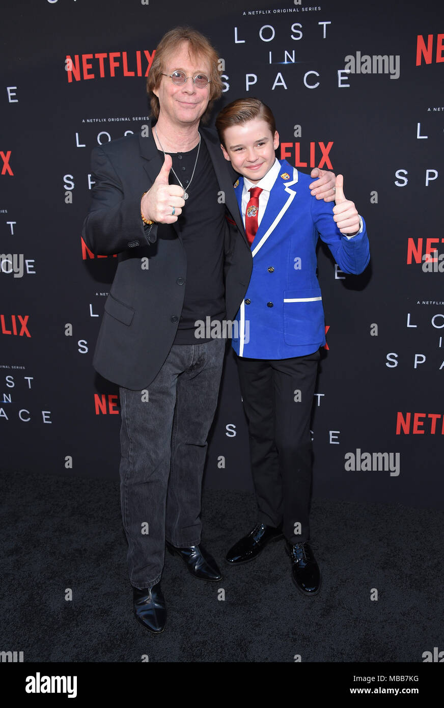 Hollywood, Californie, USA. Apr 9, 2018. Bill Mumy et Maxwell Jenkins arrive pour Netflix's 'Lost in Space' Première au Cinerama Dome. Credit : Lisa O'Connor/ZUMA/Alamy Fil Live News Banque D'Images