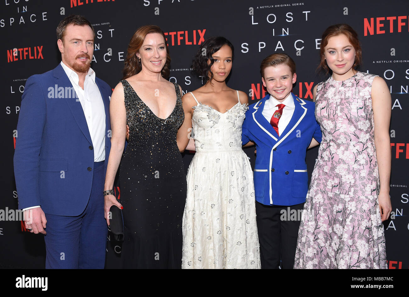 Hollywood, Californie, USA. Apr 9, 2018. Toby Stephens, Molly Parker, Russell Taylor Maxwell, Jenkins et Mina Sundwall arrive pour Netflix's 'Lost in Space' Première au Cinerama Dome. Credit : Lisa O'Connor/ZUMA/Alamy Fil Live News Banque D'Images