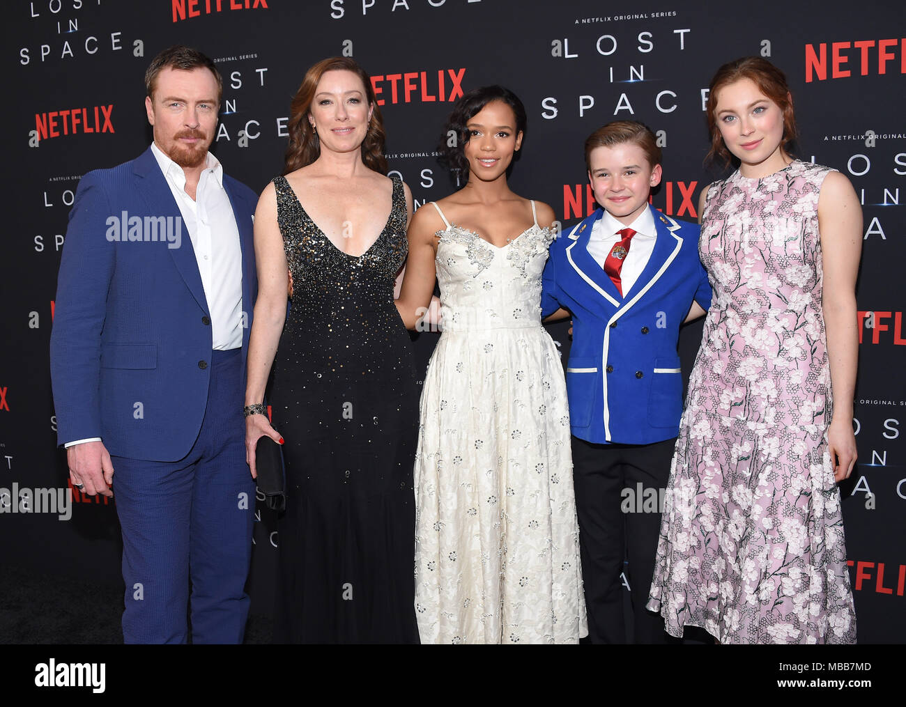 Hollywood, Californie, USA. Apr 9, 2018. Toby Stephens, Molly Parker, Russell Taylor Maxwell, Jenkins et Mina Sundwall arrive pour Netflix's 'Lost in Space' Première au Cinerama Dome. Credit : Lisa O'Connor/ZUMA/Alamy Fil Live News Banque D'Images