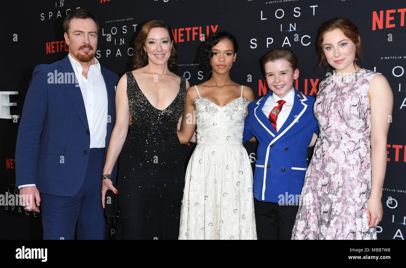 Hollywood, CA, USA. Apr 9, 2018. Toby Stephens, Molly Parker, Taylor Russell, Maxwell Jenkins, Mina Sundwall. L'NETFLIX ''Perdu dans l'espace'' Saison 1 Premiere événement tenu au Arclight Cinerama Dome d'Hollywood. Credit : Birdie Thompson/AdMedia/ZUMA/Alamy Fil Live News Banque D'Images