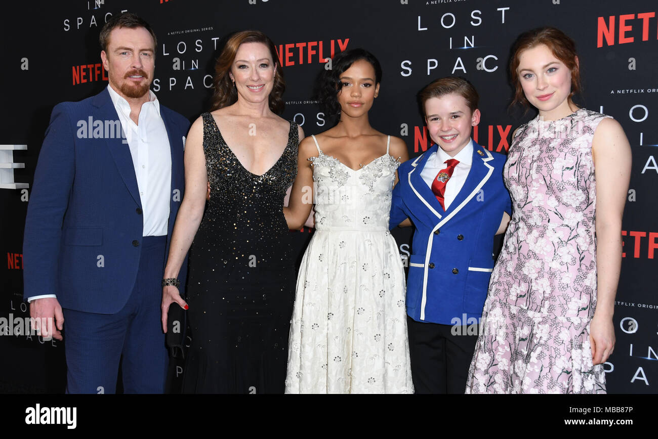 Hollywood, CA, USA. Apr 9, 2018. Toby Stephens, Molly Parker, Taylor Russell, Maxwell Jenkins, Mina Sundwall. L'NETFLIX ''Perdu dans l'espace'' Saison 1 Premiere événement tenu au Arclight Cinerama Dome d'Hollywood. Credit : Birdie Thompson/AdMedia/ZUMA/Alamy Fil Live News Banque D'Images