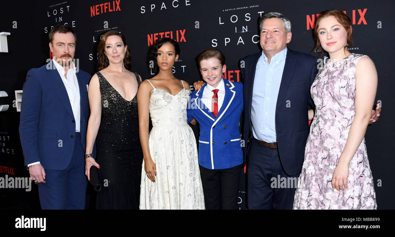 Hollywood, CA, USA. Apr 9, 2018. Toby Stephens, Molly Parker, Taylor Russell, Maxwell Jenkins, Ted Sarandos, Mina Sundwall. L'NETFLIX ''Perdu dans l'espace'' Saison 1 Premiere événement tenu au Arclight Cinerama Dome d'Hollywood. Credit : Birdie Thompson/AdMedia/ZUMA/Alamy Fil Live News Banque D'Images