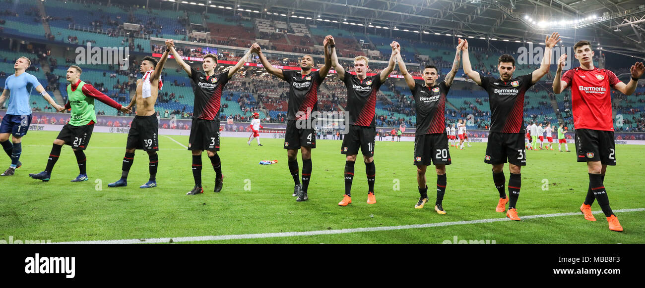 09 avril 2018, l'Allemagne, Leipzig : football, Bundesliga allemande, RB Leipzig vs Bayer Leverkusen lors du Red Bull Arena. Le gardien de Leverkusen Bernd Leno (l-r) et les joueurs Dominik Kohr, Benjamin Henrichs, Panagiotis Retsos, Jonathan Tah, Julian Brandt, Charles Aranguiz, Kevin Volland et Kai Havertz après le match. Photo : Jan Woitas/dpa-Zentralbild/dpa Banque D'Images