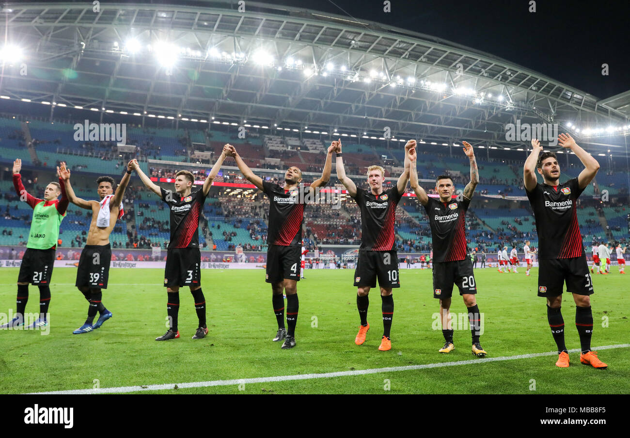 09 avril 2018, l'Allemagne, Leipzig : football, Bundesliga allemande, RB Leipzig vs Bayer Leverkusen lors du Red Bull Arena. Leverkusen's Dominik Kohr (l-r), Benjamin Henrichs, Panagiotis Retsos, Jonathan Tah, Julian Brandt, Charles Aranguiz et Kevin Volland après le match. Photo : Jan Woitas/dpa-Zentralbild/dpa Banque D'Images