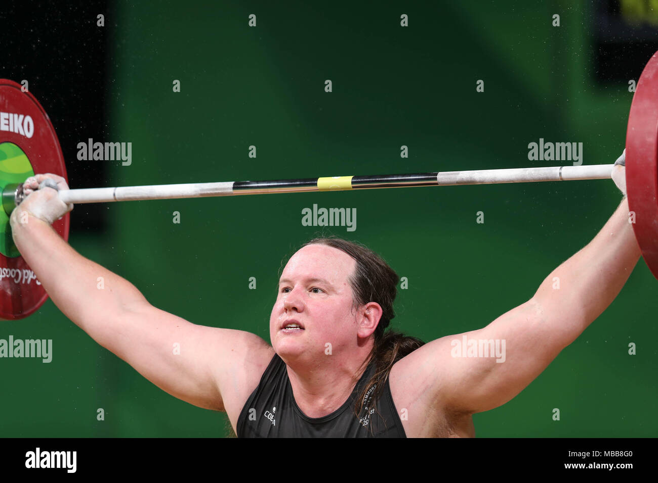 Le Queensland, Australie. Apr 9, 2018. L'haltérophile transgenres Laural HUBBARD fait mal son bras lors d'un levage à la XXI Jeux du Commonwealth : crédit stand Ben/Alamy Live News Banque D'Images