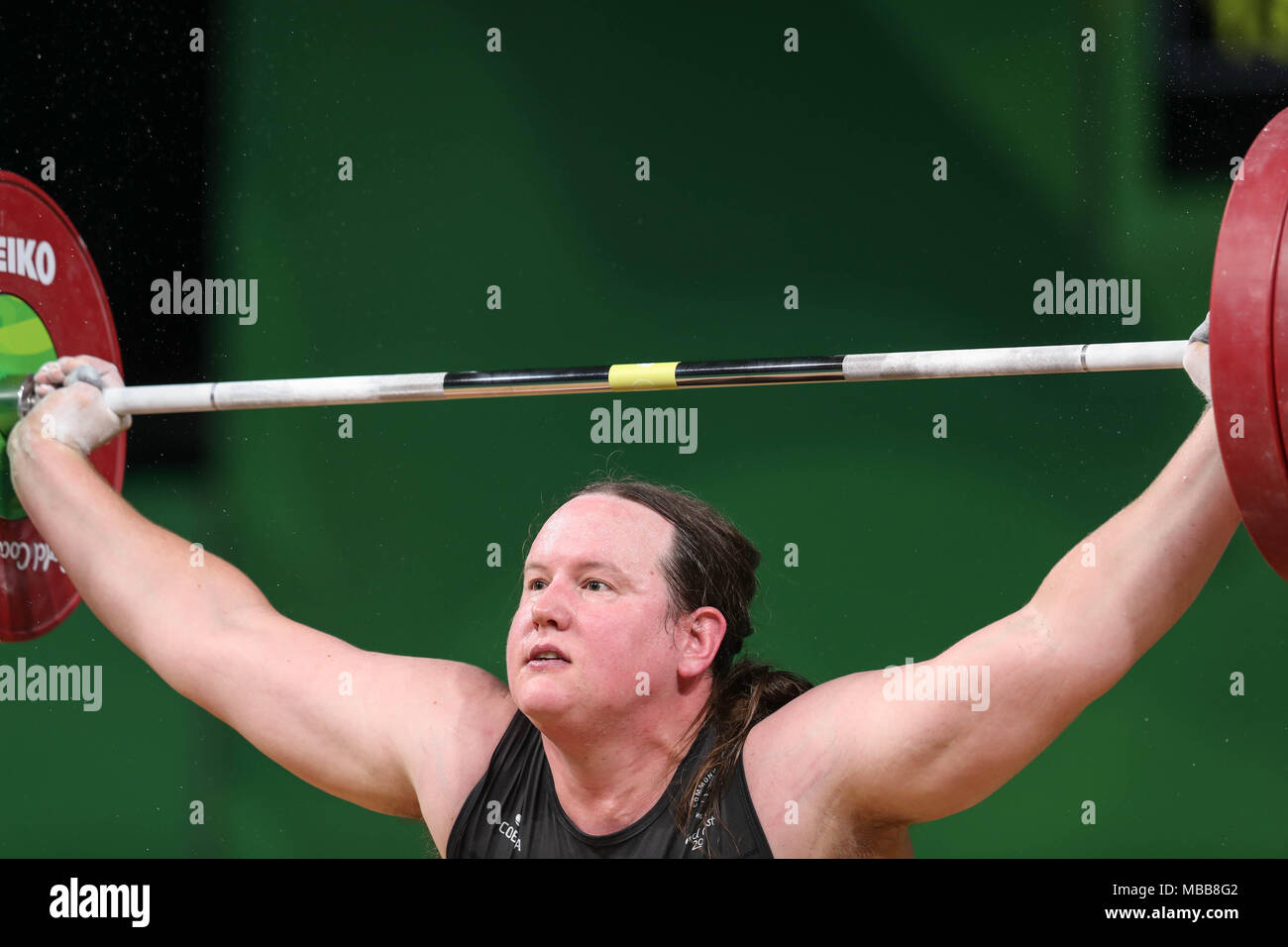 Le Queensland, Australie. Apr 9, 2018. L'haltérophile transgenres Laural HUBBARD fait mal son bras lors d'un levage à la XXI Jeux du Commonwealth : crédit stand Ben/Alamy Live News Banque D'Images