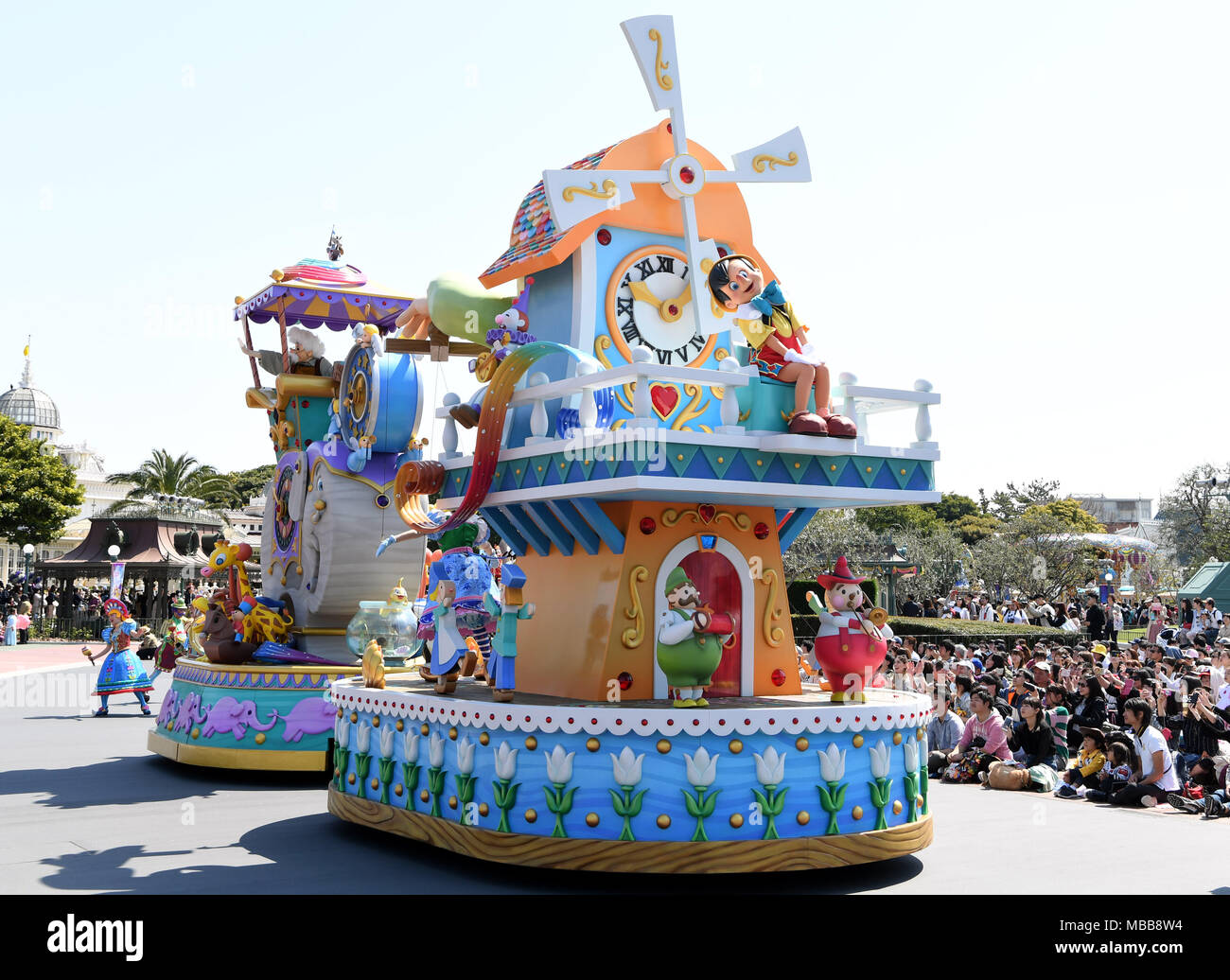 Tokyo, Japon. 10 avr, 2018. Le Tokyo Disneyland est titulaire d'une répétition pour la célébration du 35ème anniversaire de l'ouverture à Tokyo, Japon, le 10 avril 2018. Le Tokyo Disneyland a ouvert ses portes le 15 Apirl, 1983. Credit : Ma Ping/Xinhua/Alamy Live News Banque D'Images