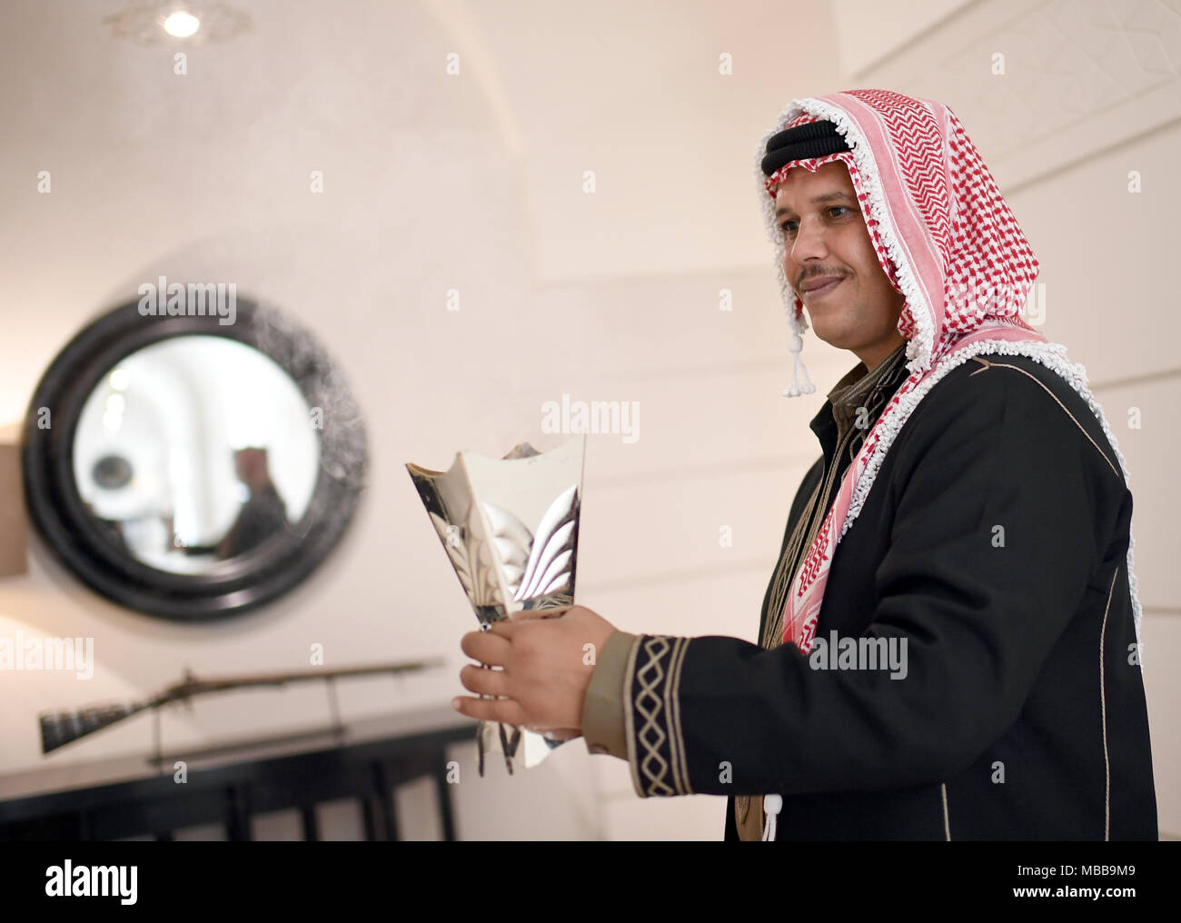 09 avril 2018, la Jordanie, Amman : un homme porte encens autour du palais royal du Royaume hachémite de Jordanie. Photo : Britta Pedersen/dpa-Zentralbild/ZB Banque D'Images