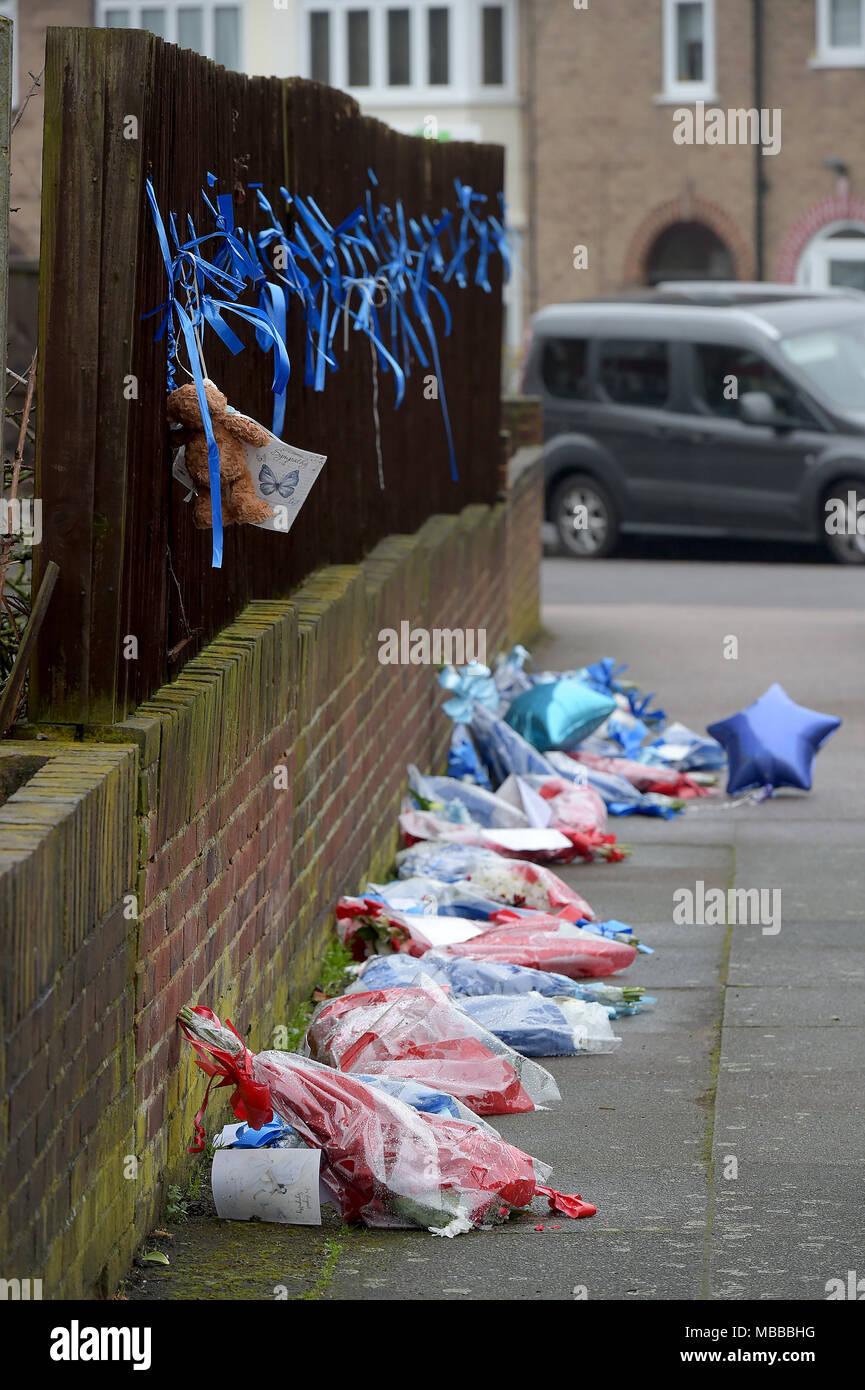 Hither Green, le sud de Londres, au Royaume-Uni. 10 avril 2018. Tributs floraux à Henry Vincent tué par Richard Osborn-Brooks démoli la nuit dans le sud de Londres vert ici. Crédit : MARTIN DALTON/Alamy Live News Banque D'Images