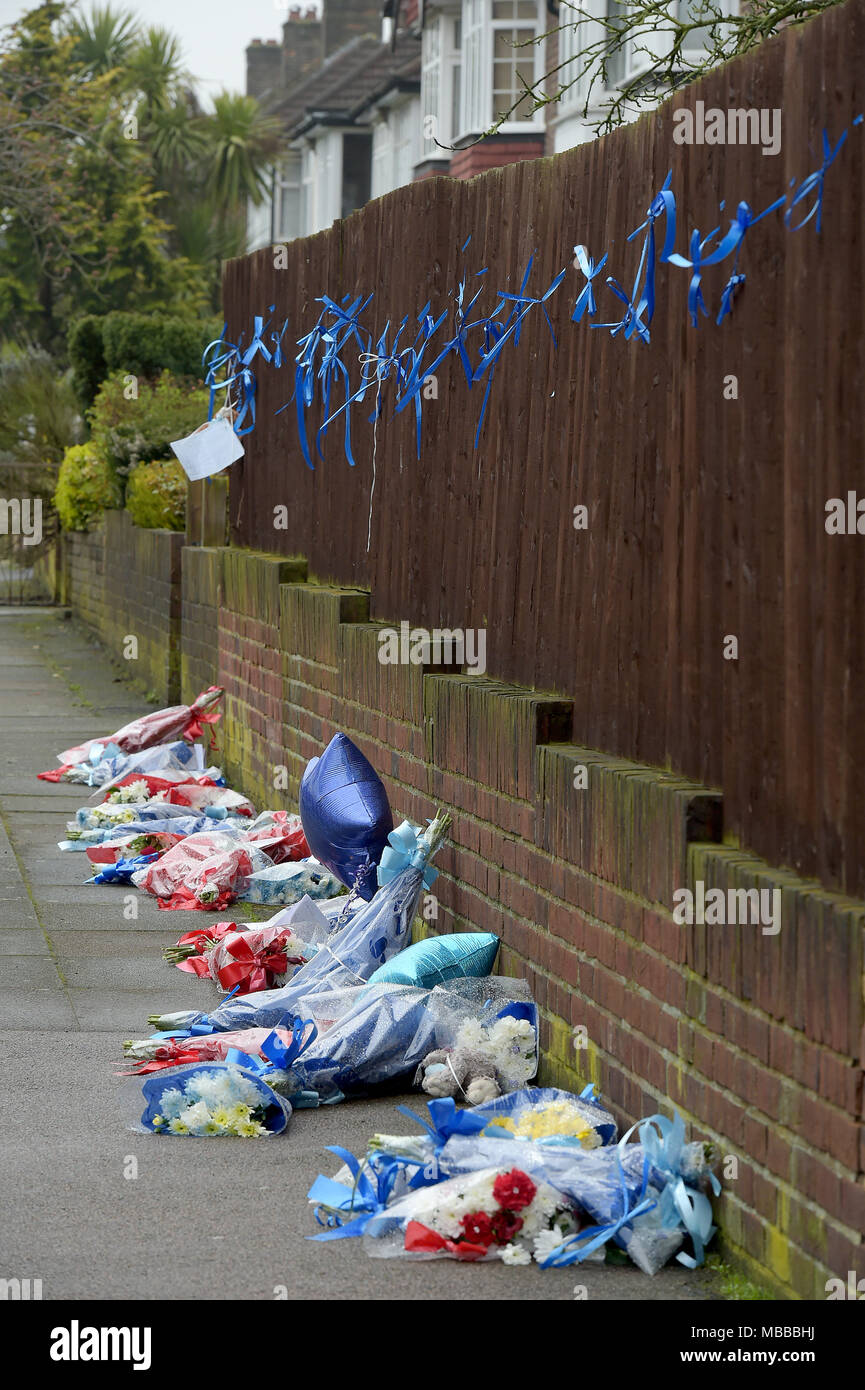 Hither Green, le sud de Londres, au Royaume-Uni. 10 avril 2018. Tributs floraux à Henry Vincent tué par Richard Osborn-Brooks démoli la nuit dans le sud de Londres vert ici. Crédit : MARTIN DALTON/Alamy Live News Banque D'Images