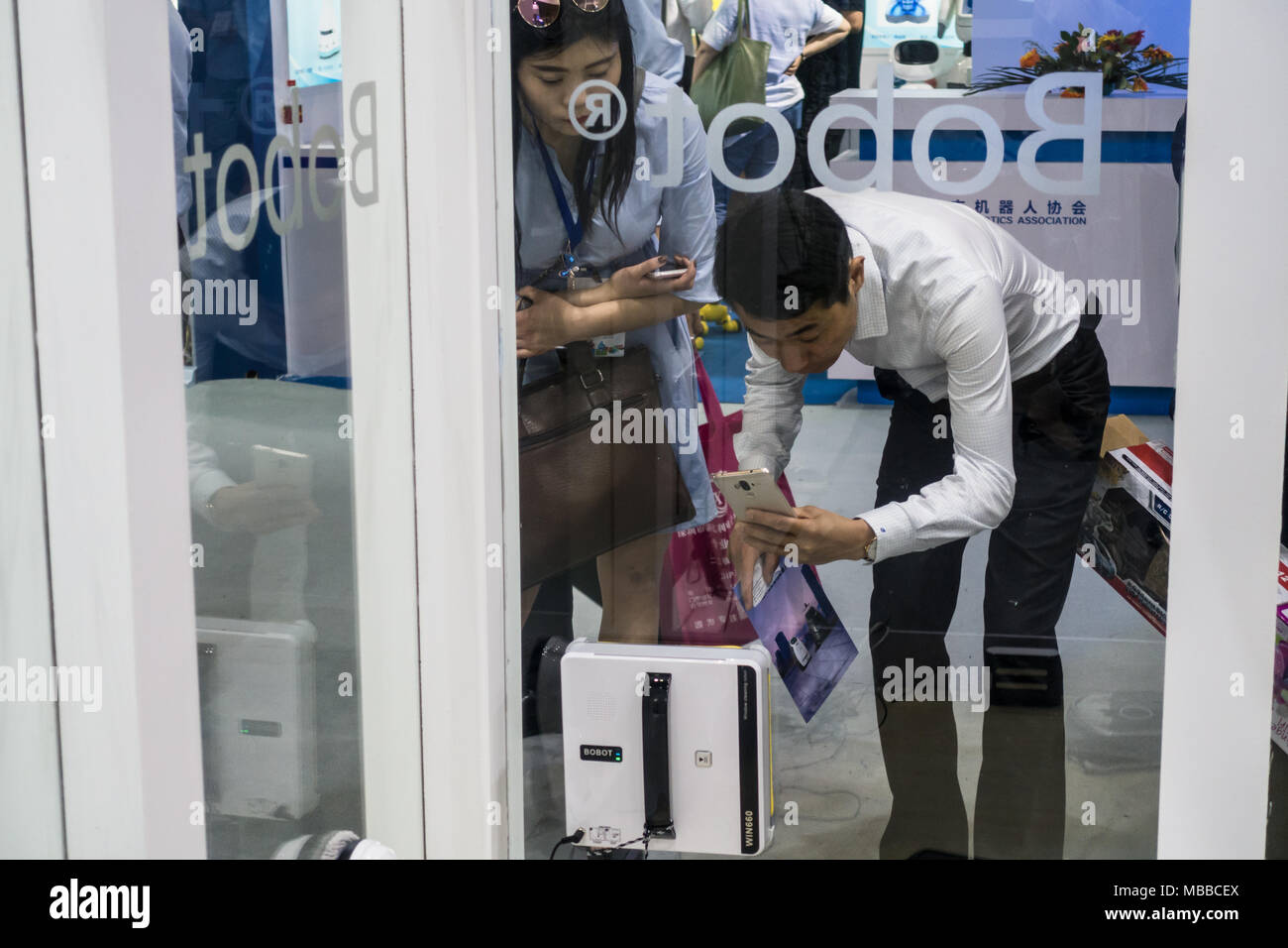 (Hoover aspirateur robot) fonctionnant à technologie équitable à Shenzhen, Chine. Banque D'Images