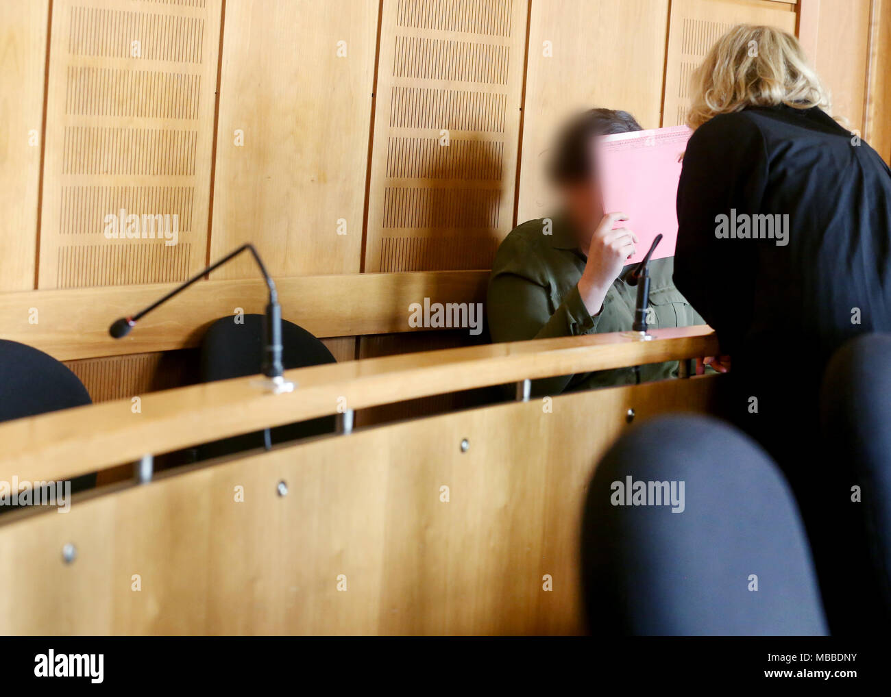 10 Avril 18 L Allemagne Krefeld A 24 Year Old L Accuse D Homicide Involontaire Coupable Attend Le Debut De L Essai Avec Son Avocat Gabriele Reinartz Au Tribunal De District Il Est Accuse D Avoir Etouffe