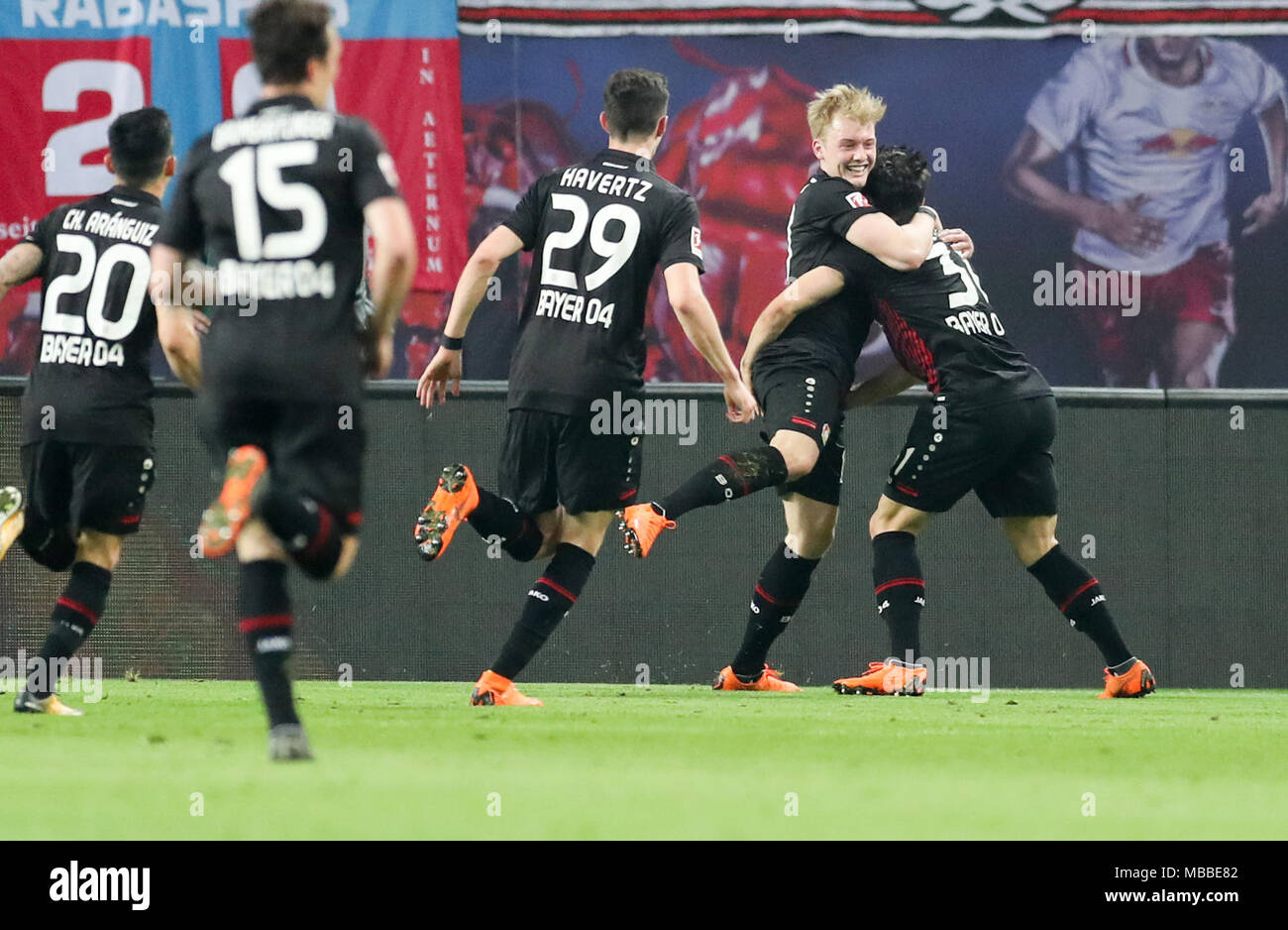 09 avril 2018, l'Allemagne, Leipzig : Soccer : Bundesliga, RB Leipzig vs Bayer Leverkusen dans la Red Bull Arena : Leverkusen's Julian Brandt (2-R) et Kevin Volland (R) ainsi que Charles Aránguiz (L-R), Julian Baumgartlinger et Kai Havertz célébrer après leur équipe marque un but. Photo : Jan Woitas/dpa-Zentralbild/dpa Banque D'Images