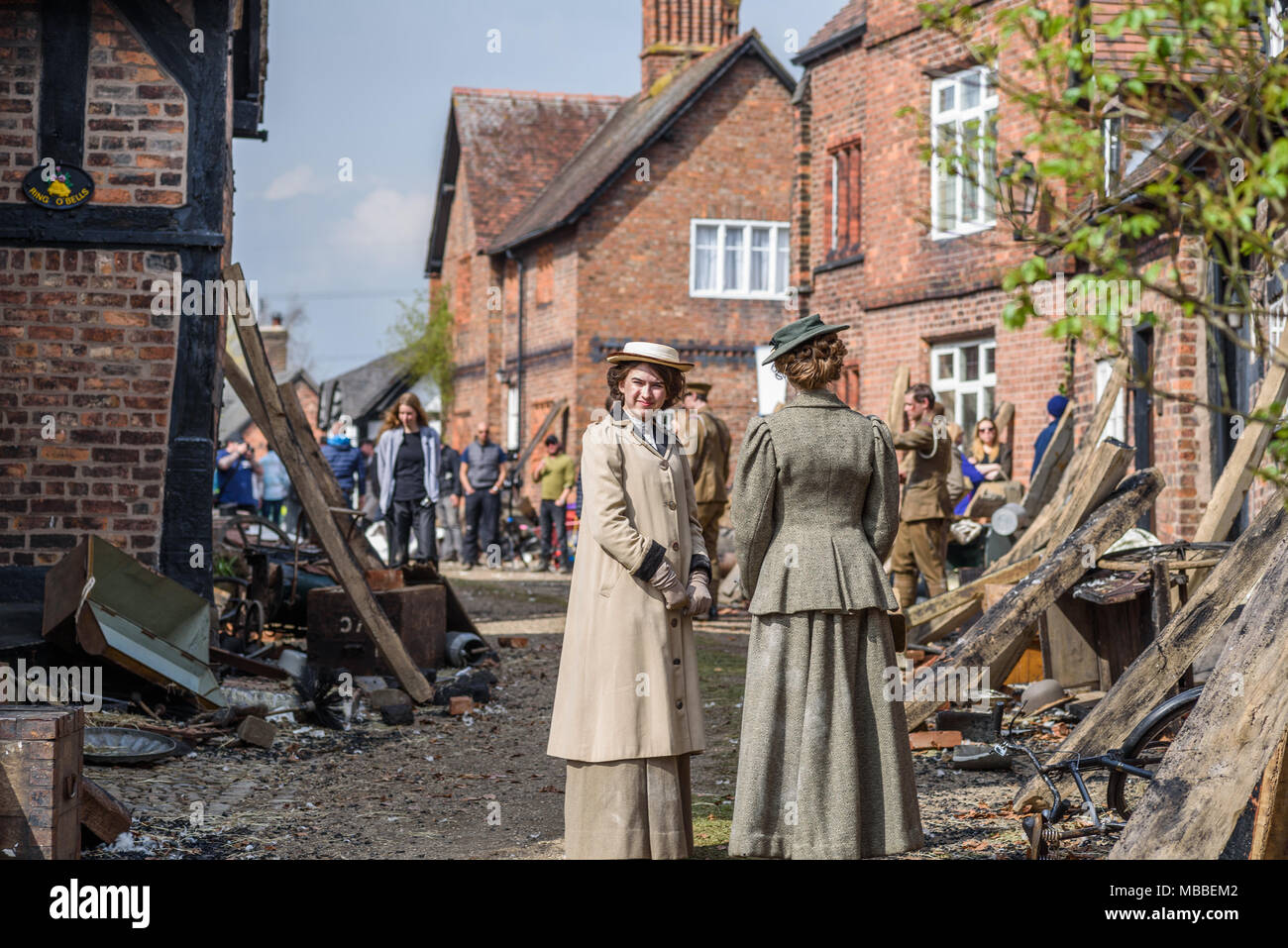 Great Budworth, UK. Le 9 avril, 2018. Acteurs habillés en costumes de style édouardien, mettant en vedette dans le nouveau BBC drama 'Guerre des Mondes' par HG Wells, retour du tournage dans les rues de grand village Budworth, Cheshire, le lundi après-midi, le 9 avril. Banque D'Images