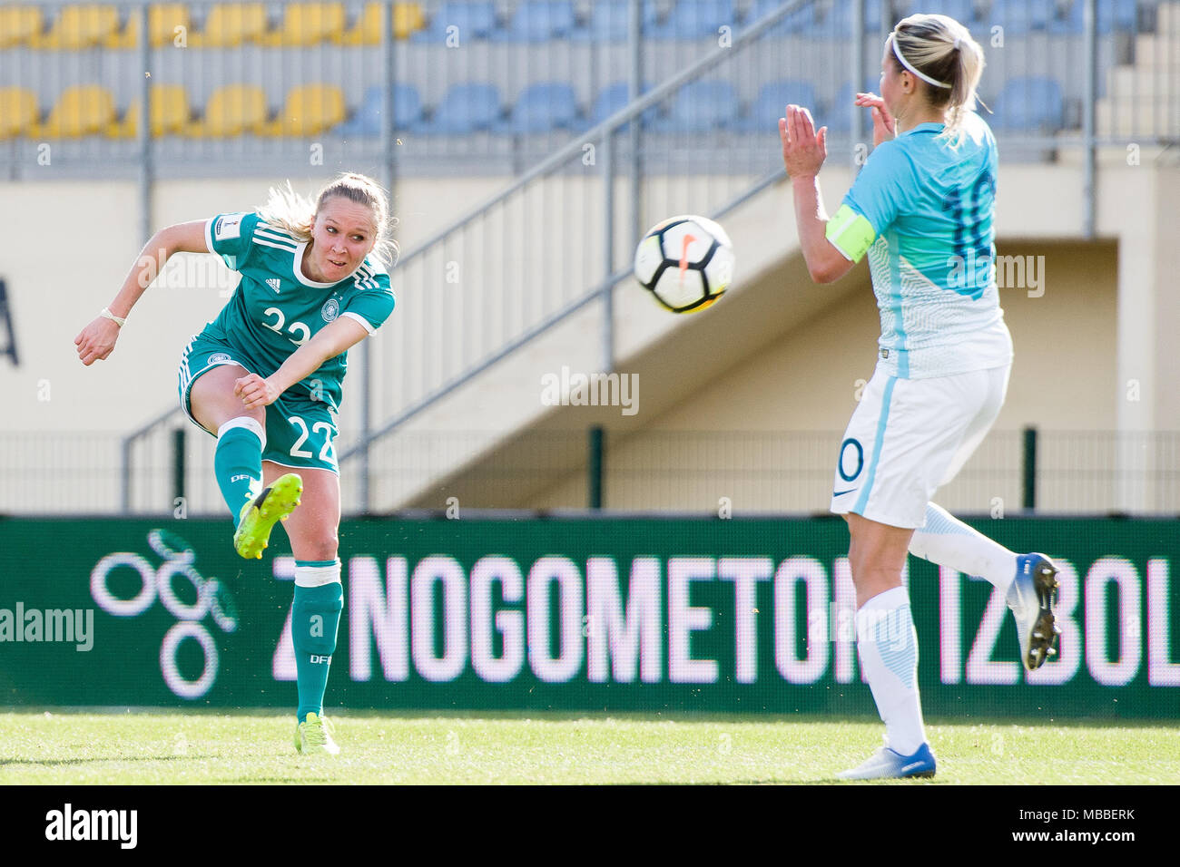 Domzale, la Slovénie. 10 avr, 2018. 10 avril 2018, la Slovénie, Domzale : Soccer, la Coupe du Monde féminine de qualification, l'Europe, phase de groupe, la Slovénie contre l'Allemagne. L'Allemagne Turid Knaak (L) et la Slovénie est Dominika Conc rivalisent pour la balle. Credit : Sasa Pahic Szabo/dpa/Alamy Live News Banque D'Images