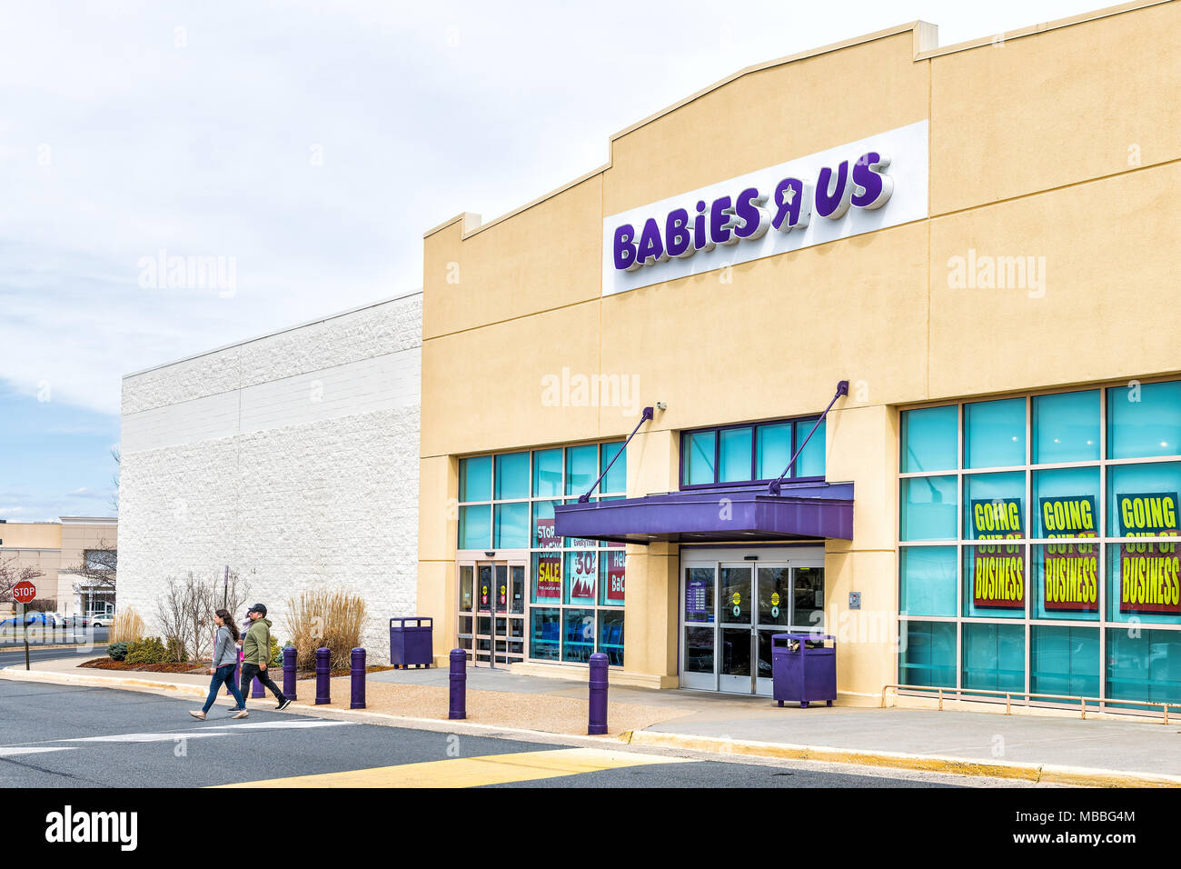 Sterling, USA - 4 Avril 2018 : Bébé R US magasin dans le comté de Fairfax, en Virginie pour les enfants boutique entrée extérieure avec signe, logo, portes, va fermer Banque D'Images