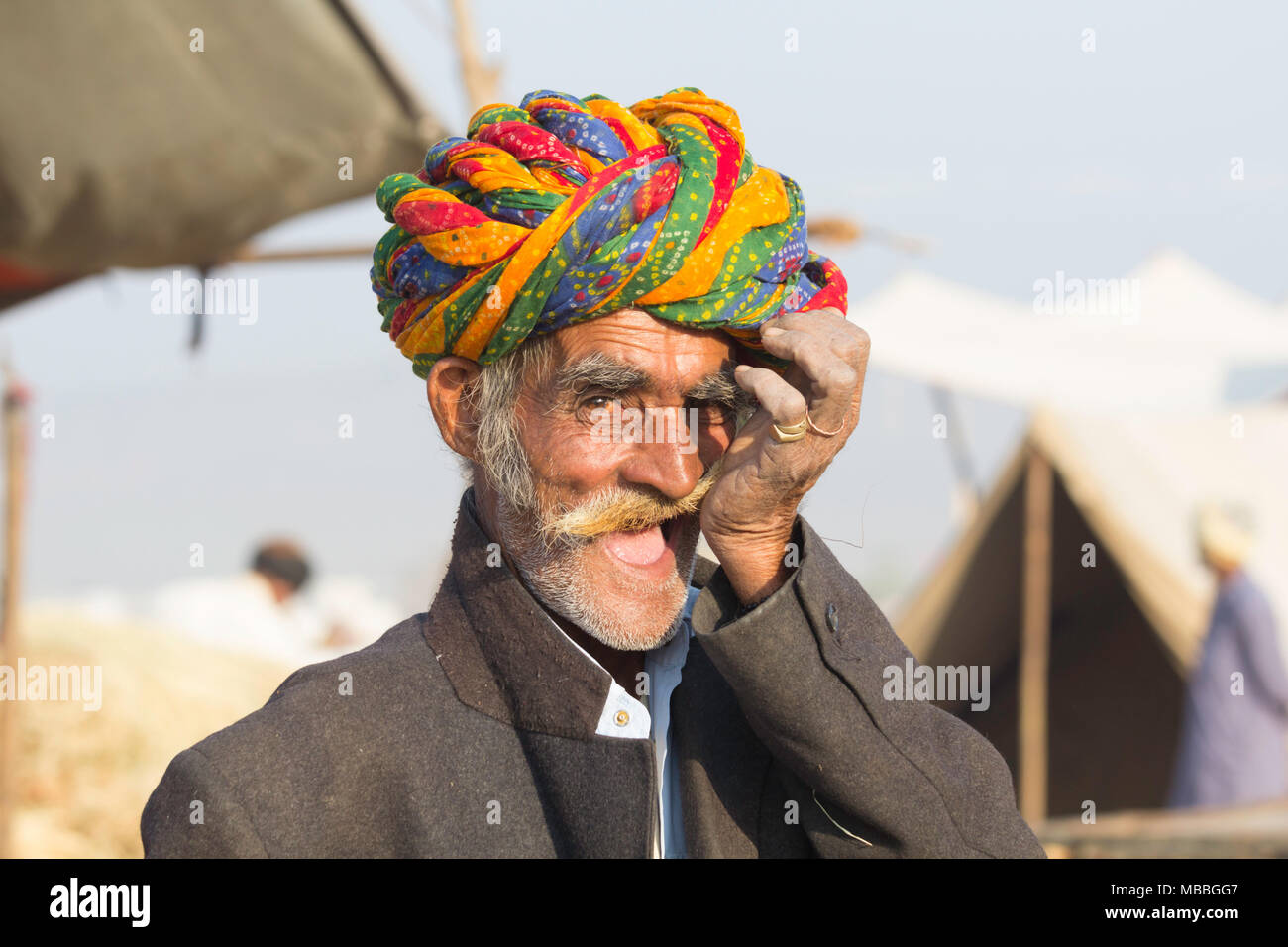 Vieil homme avec une moustache et un turban coloré au chameau de Pushkar Fair, Pushkar, Rajasthan, Inde, Banque D'Images