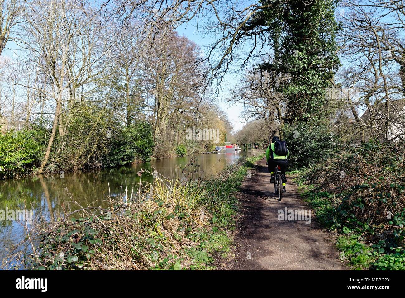 Le Basingstoke canal sur une journée de printemps ensoleillée, Byfleet Surrey England UK Banque D'Images