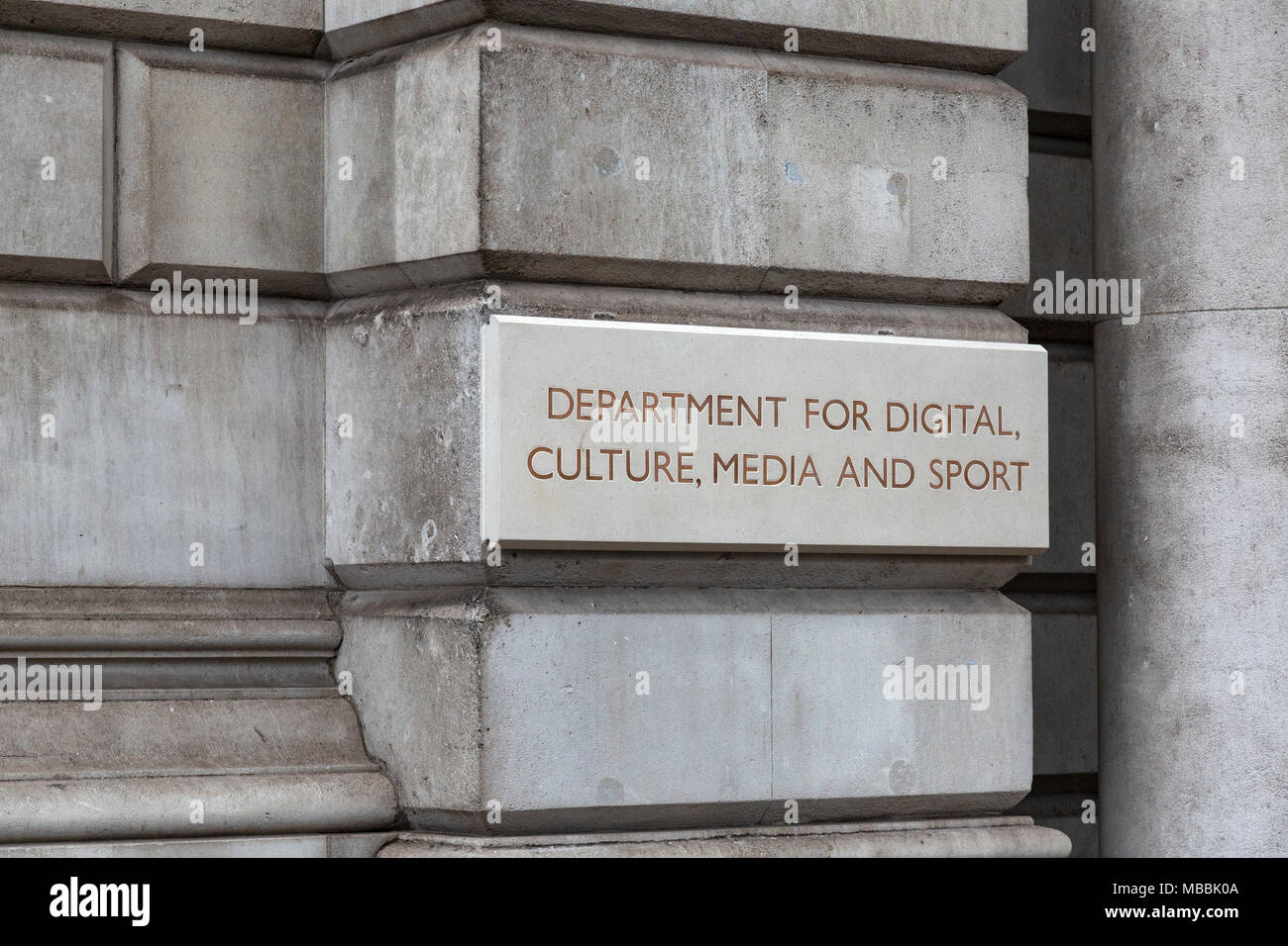 Entrée du Gouvernement britannique pour le ministère de la culture numérique des médias et des sports au 100, Place du Parlement, Londres. Banque D'Images