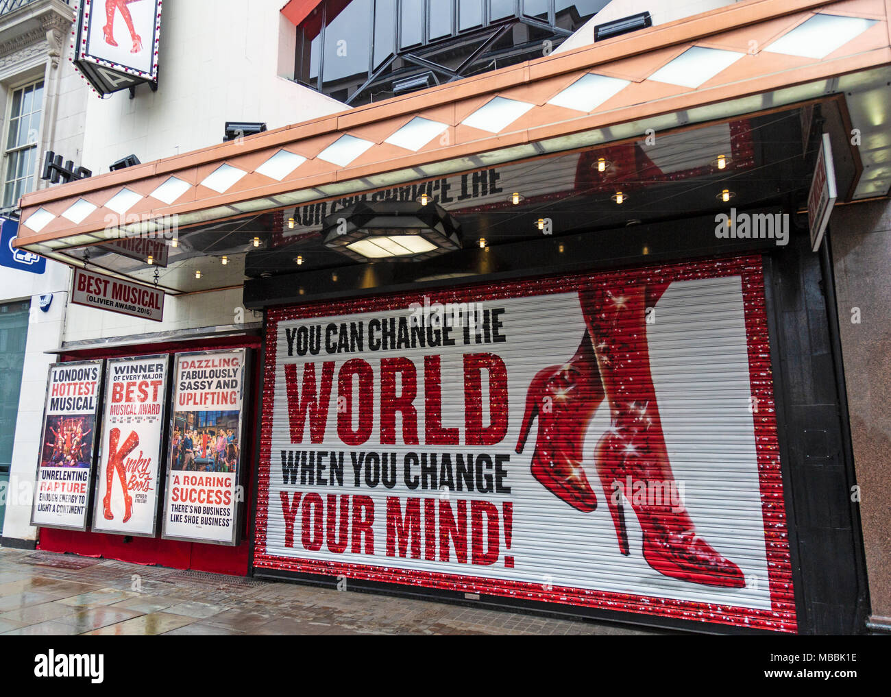 L'Adelphi Theatre sur le Strand, à Londres, en Angleterre, montrant la encore de Kinky Boots. Banque D'Images