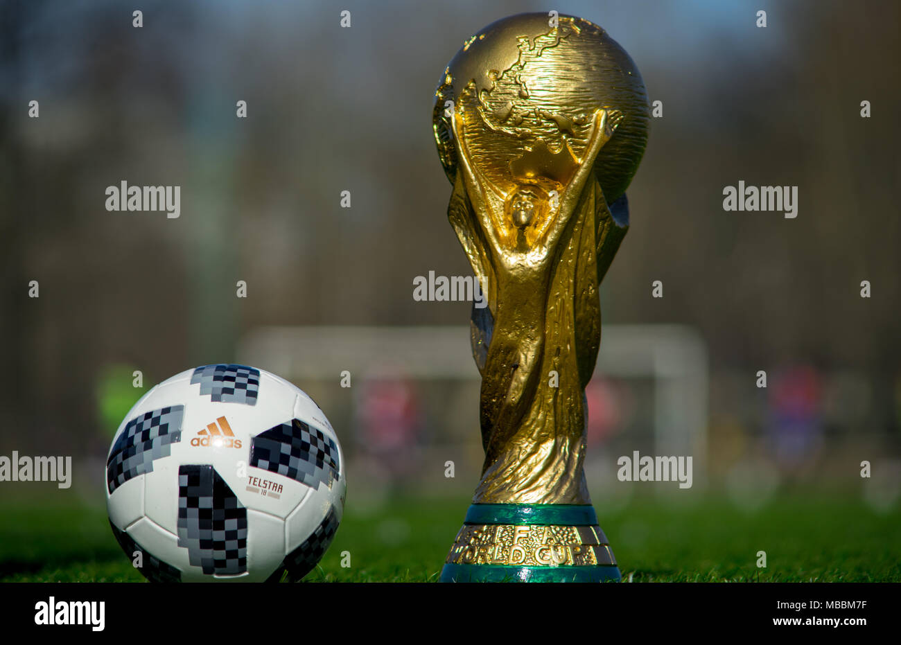 9 avril 2018 Moscou, Russie Trophée de la Coupe du Monde de la Fifa et  ballon officiel de la Coupe du Monde FIFA 2018 Adidas Telstar 18 sur  l'herbe verte du footbal