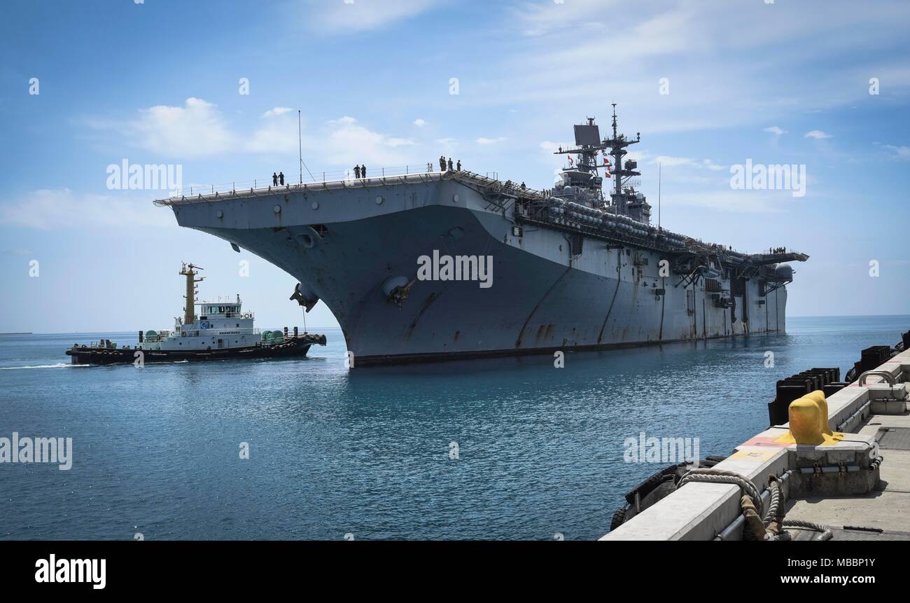 180409-N-YG104-0029 Okinawa, Japon (Avril 09, 2018) Le navire d'assaut amphibie USS Bonhomme Richard arrive à White Beach installation navale à Okinawa, au Japon. Bonhomme Richard est à Okinawa pour cap de ses six années de service avec les Forces navales déployées à l'avant du Japon et d'accueillir les citoyens d'Okinawa pour expédier les tournées pendant White Beach Festival 2018, qui est organisé conjointement par le commandant, activités de la flotte (OAFC) Okinawa, Japon, la Force d'autodéfense maritime et l'activité de la sous-zone à Okinawa. (U.S. Photo par marine Spécialiste de la communication de masse 2e classe Sarah Villegas/libérés) Banque D'Images