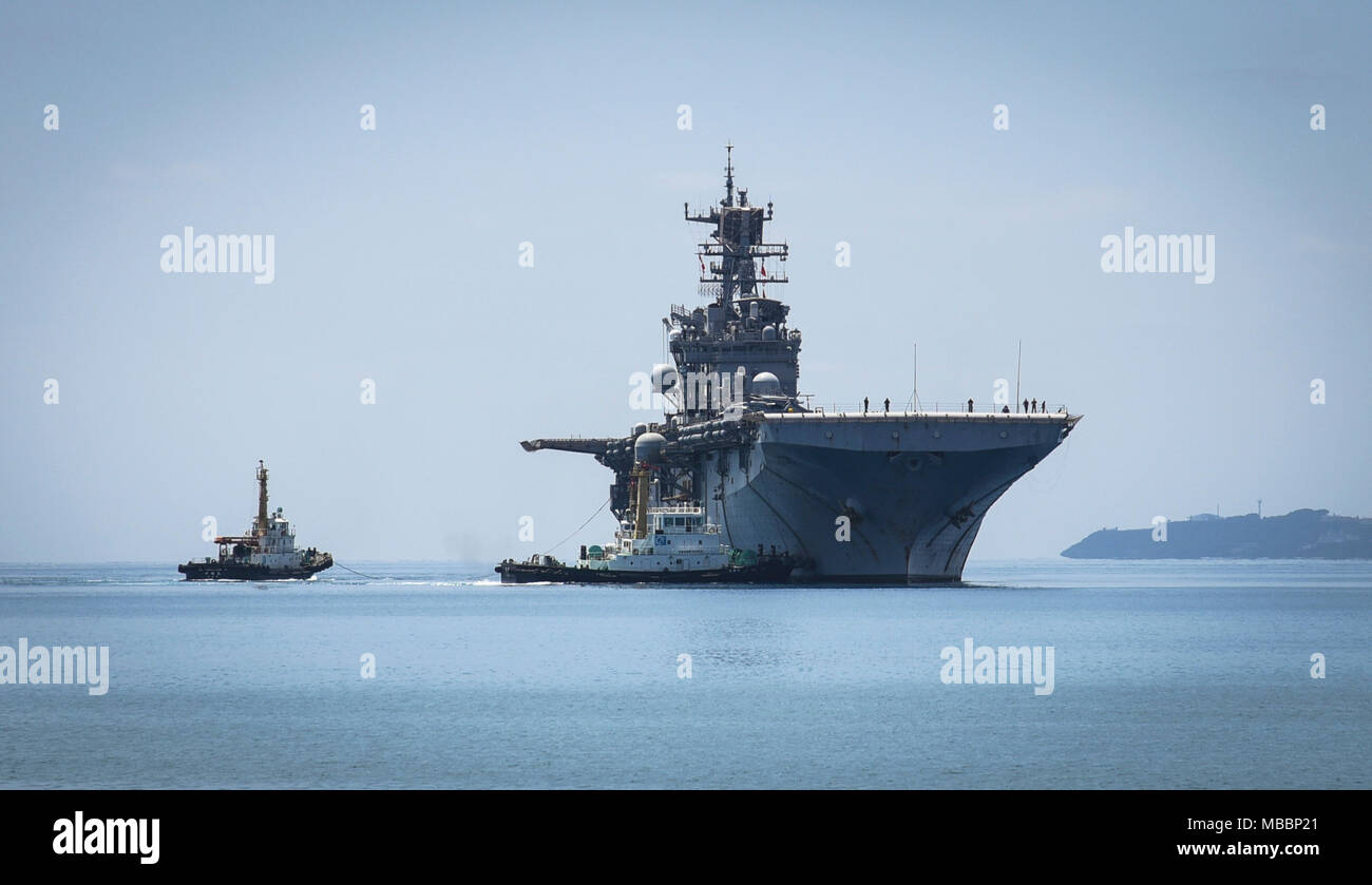 180409-N-YG104-0016 Okinawa, Japon (Avril 09, 2018) Le navire d'assaut amphibie USS Bonhomme Richard arrive à White Beach installation navale à Okinawa, au Japon. Bonhomme Richard est à Okinawa pour cap de ses six années de service avec les Forces navales déployées à l'avant du Japon et d'accueillir les citoyens d'Okinawa pour expédier les tournées pendant White Beach Festival 2018, qui est organisé conjointement par le commandant, activités de la flotte (OAFC) Okinawa, Japon, la Force d'autodéfense maritime et l'activité de la sous-zone à Okinawa. (U.S. Photo par marine Spécialiste de la communication de masse 2e classe Sarah Villegas/libérés) Banque D'Images