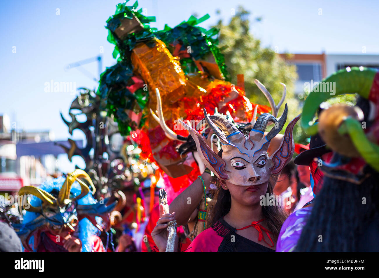 Píllaro, EQUATEUR - 6 février, 2016 : pas de gens habillés participant à la ville populaire diabla, célébrations avec des gens habillés comme des diables Banque D'Images