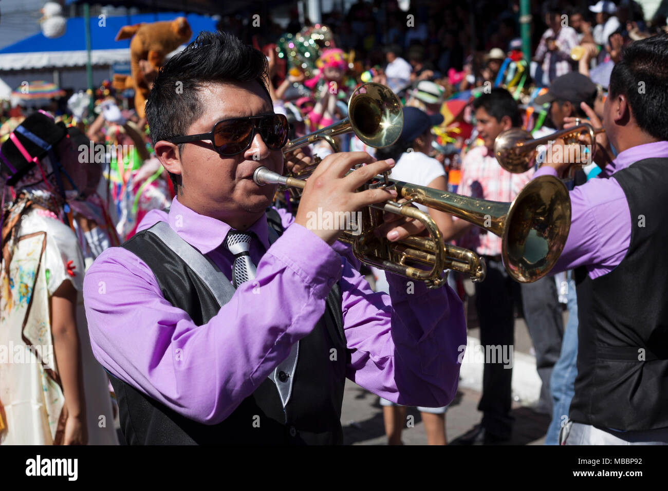 Píllaro, EQUATEUR - 6 février 2016 : Les bandes d'encourager et d'accompagner les groupes sur la fête de l'diabladas de Pillaro Banque D'Images