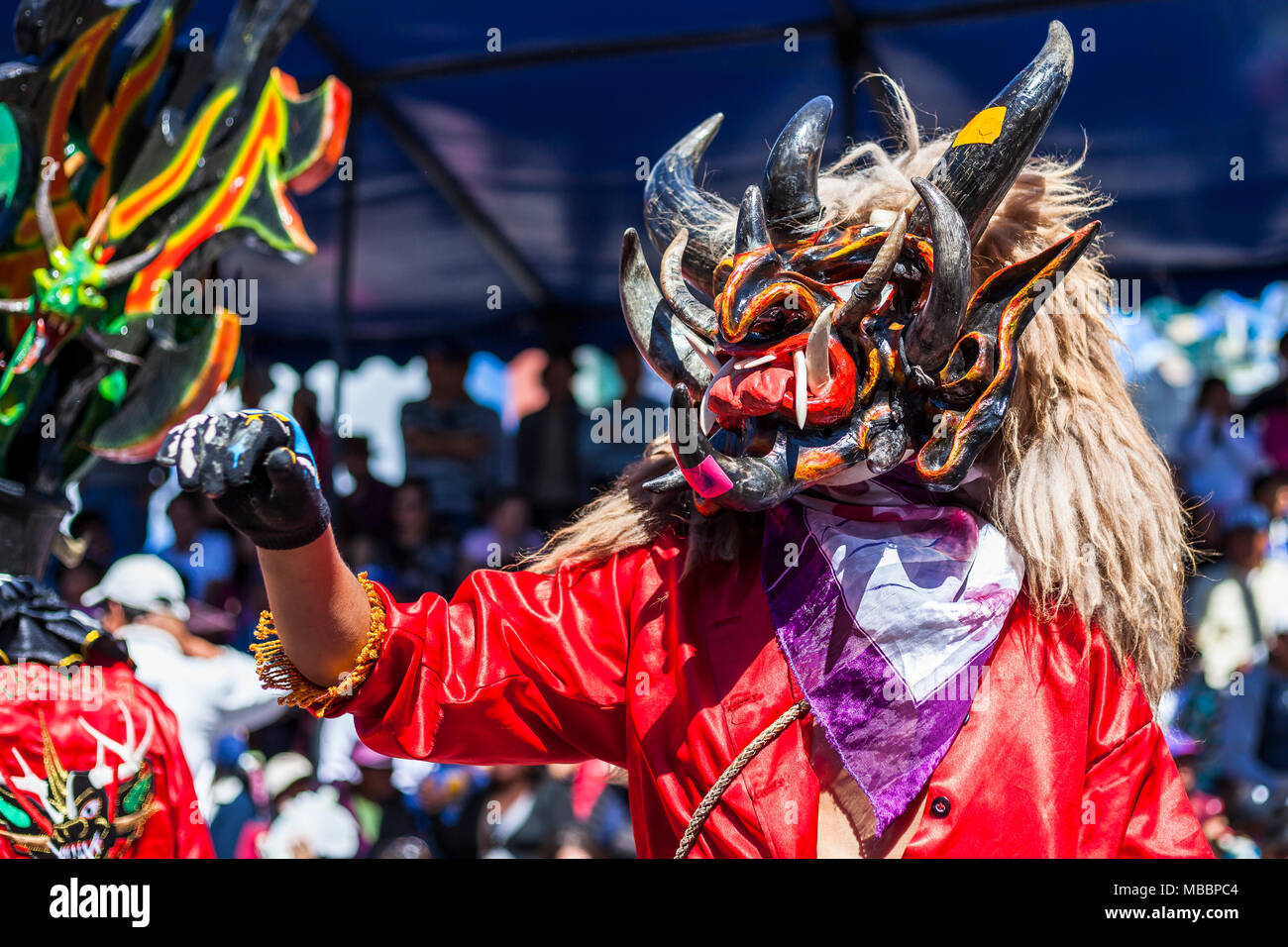 Píllaro, EQUATEUR - 6 février, 2016 : pas de gens habillés participant à la ville populaire diabla, célébrations avec des gens habillés comme des diables Banque D'Images