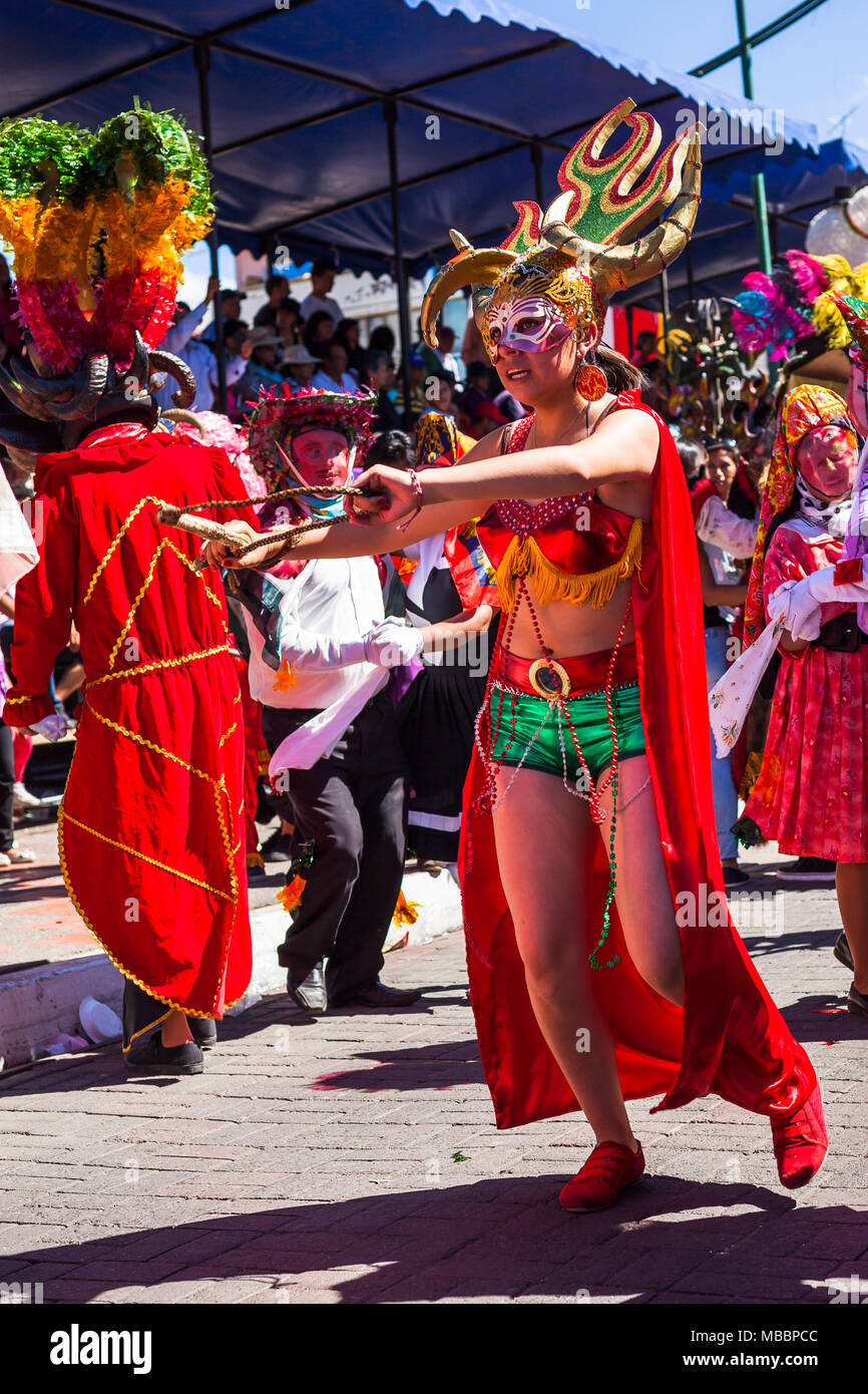 Píllaro, EQUATEUR - 6 février, 2016 : pas de gens habillés participant à la ville populaire diabla, célébrations avec des gens habillés comme des diables Banque D'Images