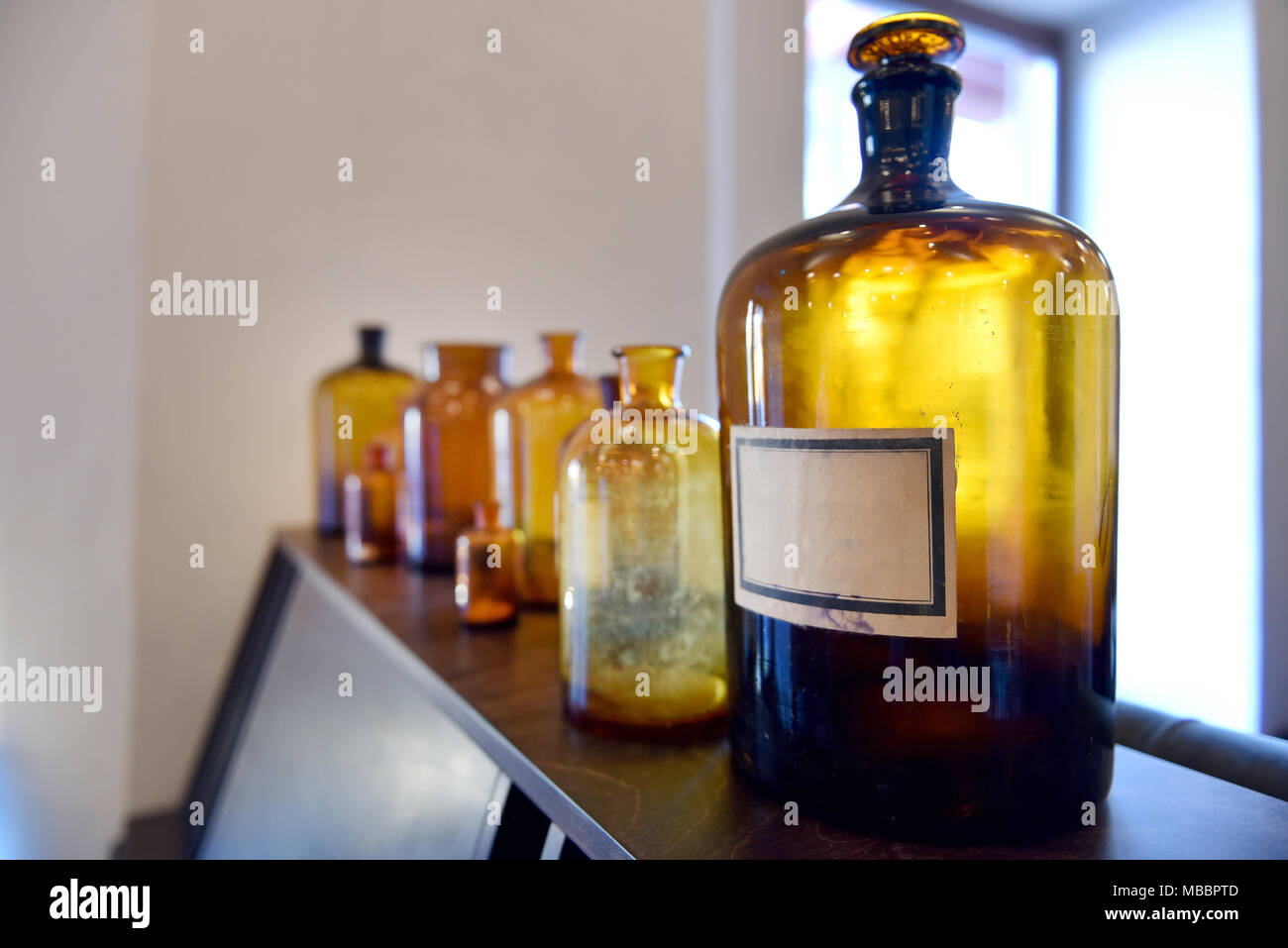 Vintage flacons de médicaments. Les bouteilles de parfum vide à l'ancienne pharmacie Banque D'Images