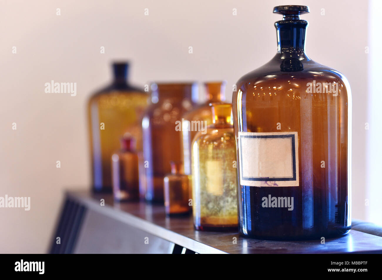 Vintage flacons de médicaments. Les bouteilles de parfum vide à l'ancienne pharmacie Banque D'Images