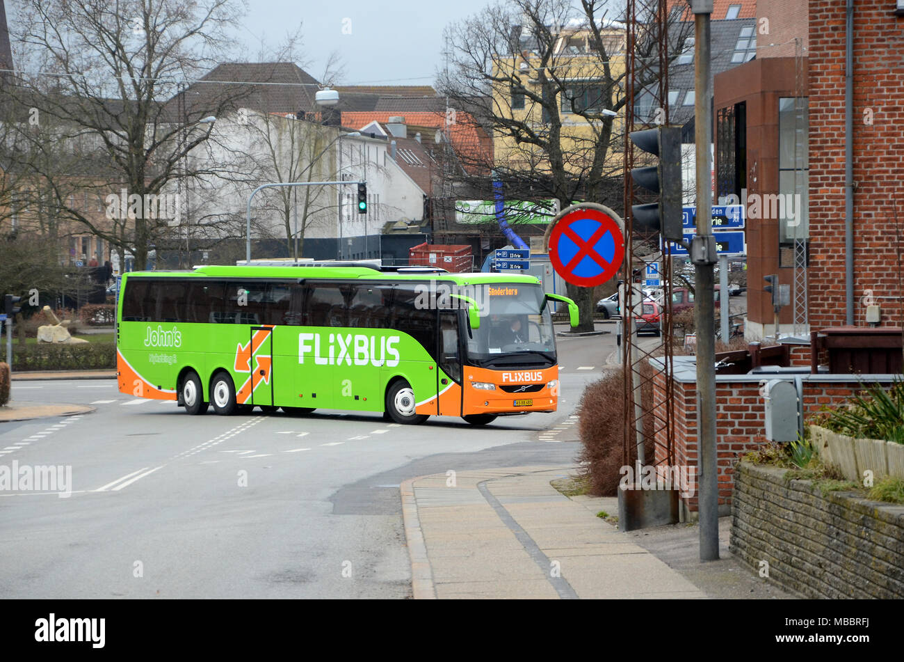 Sonderborg, Danemark- 5 avril 2018 : Un flixbus vert, partie d'un réseau européen de plus en plus de pays à bas prix d'autobus. Banque D'Images