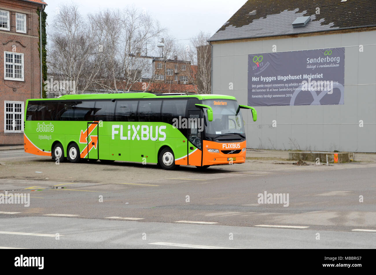 Sonderborg, Danemark- 5 avril 2018 : Un flixbus vert, partie d'un réseau européen de plus en plus de pays à bas prix d'autobus. Banque D'Images